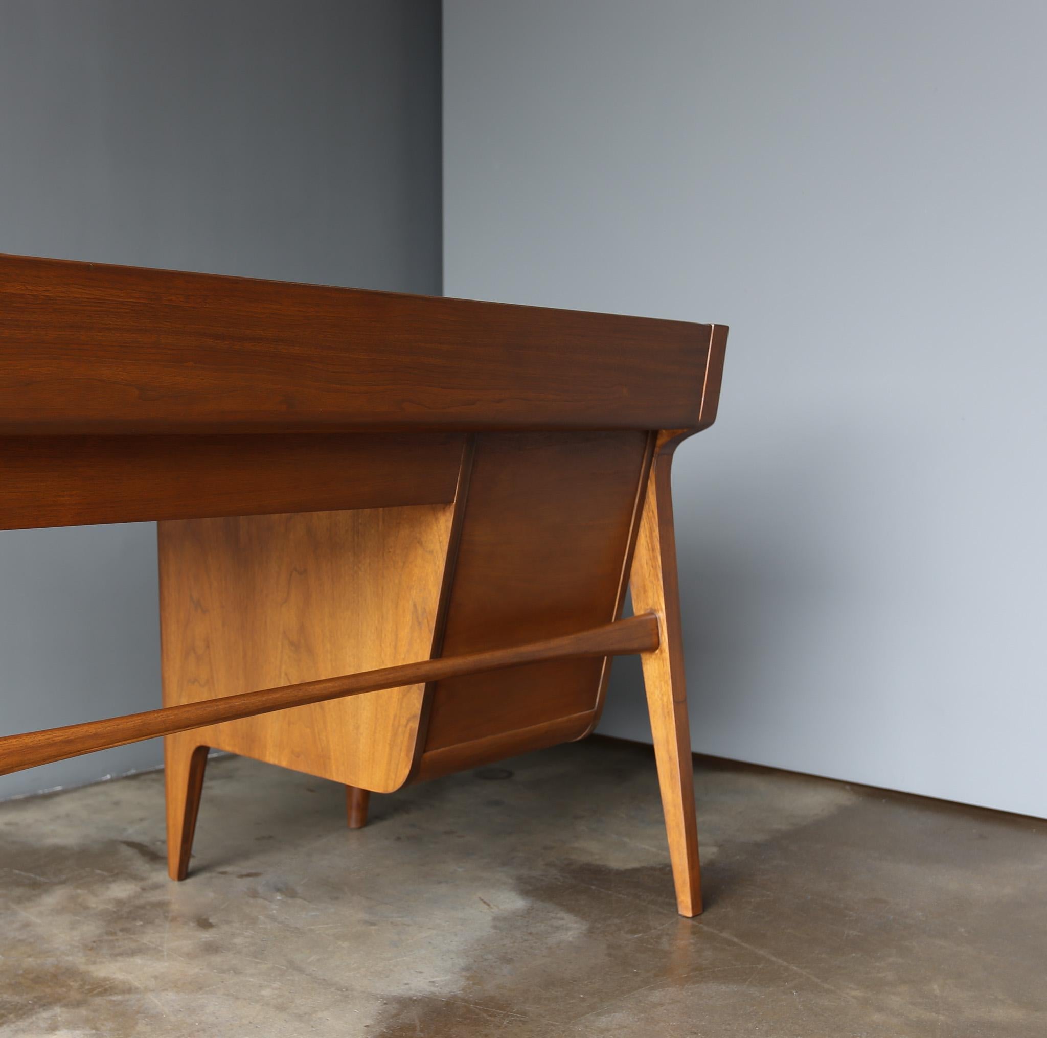 Schreibtisch mit Lederplatte aus Nussbaumholz von John Van Koert für Drexel, um 1965 im Angebot 3