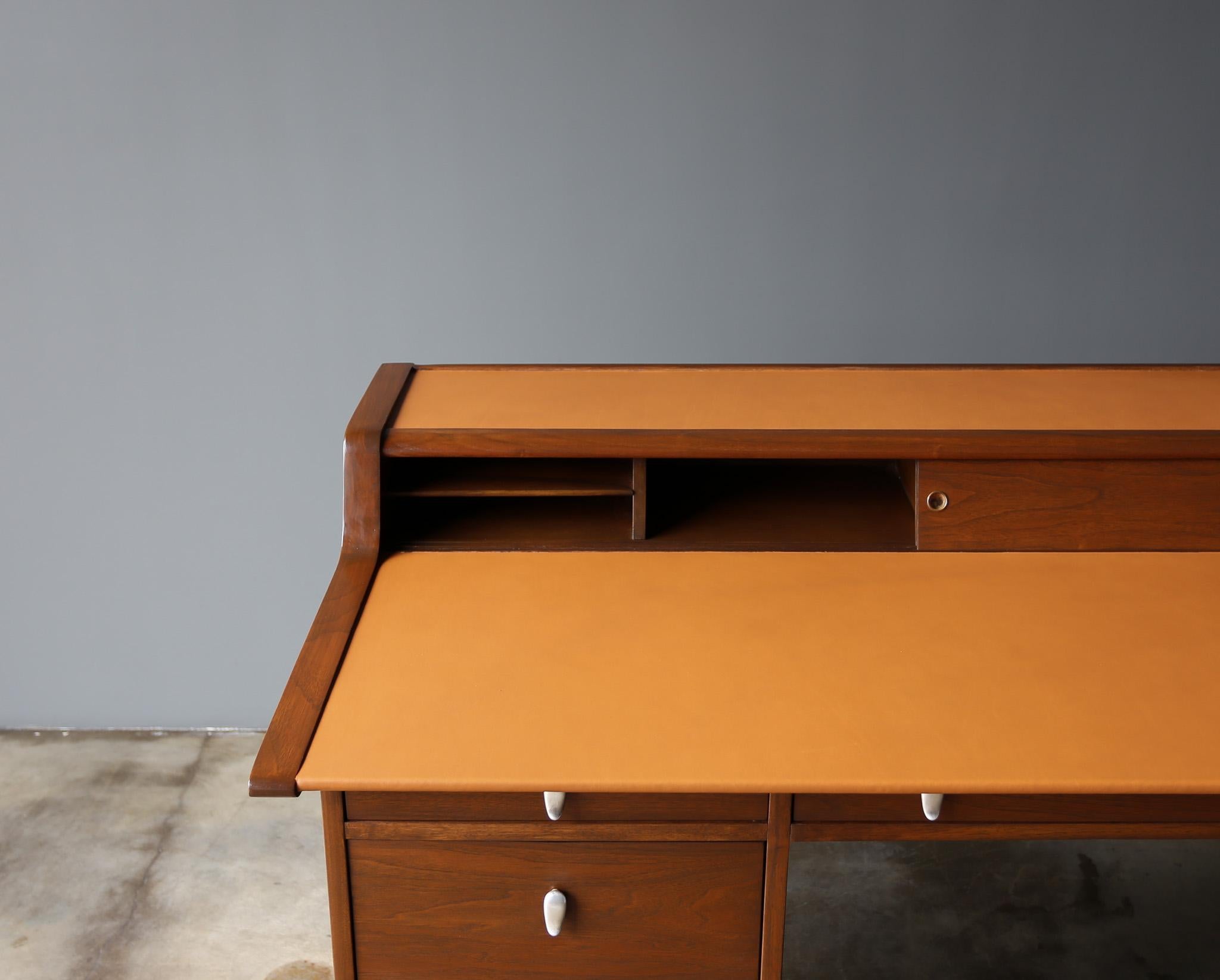 Schreibtisch mit Lederplatte aus Nussbaumholz von John Van Koert für Drexel, um 1965 im Angebot 4