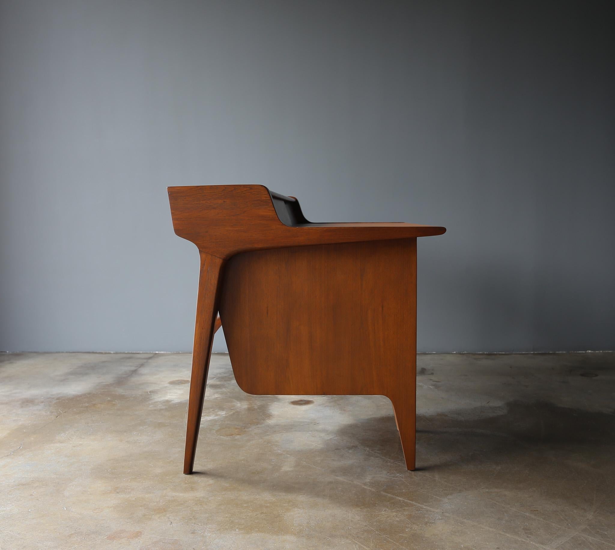 Schreibtisch mit Lederplatte aus Nussbaumholz von John Van Koert für Drexel, um 1965 im Angebot 5