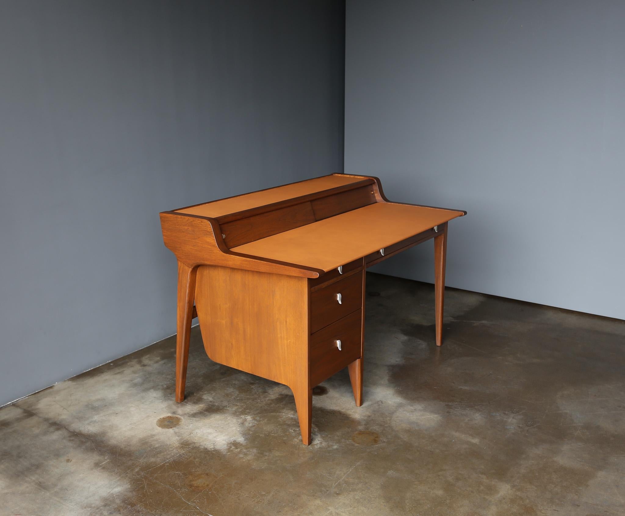 Schreibtisch mit Lederplatte aus Nussbaumholz von John Van Koert für Drexel, um 1965 im Angebot 6
