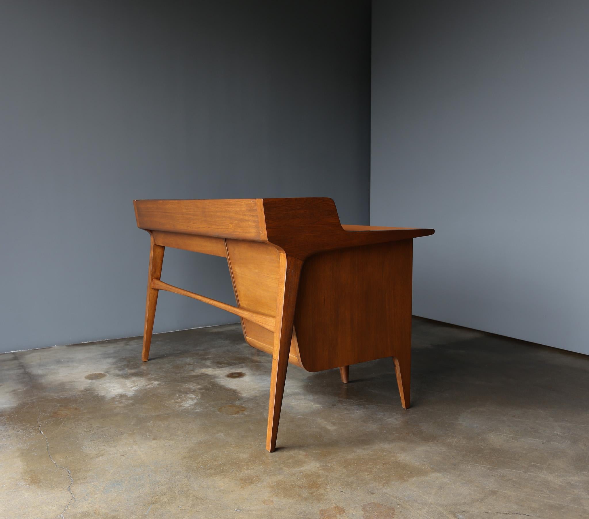 Schreibtisch mit Lederplatte aus Nussbaumholz von John Van Koert für Drexel, um 1965 im Angebot 7