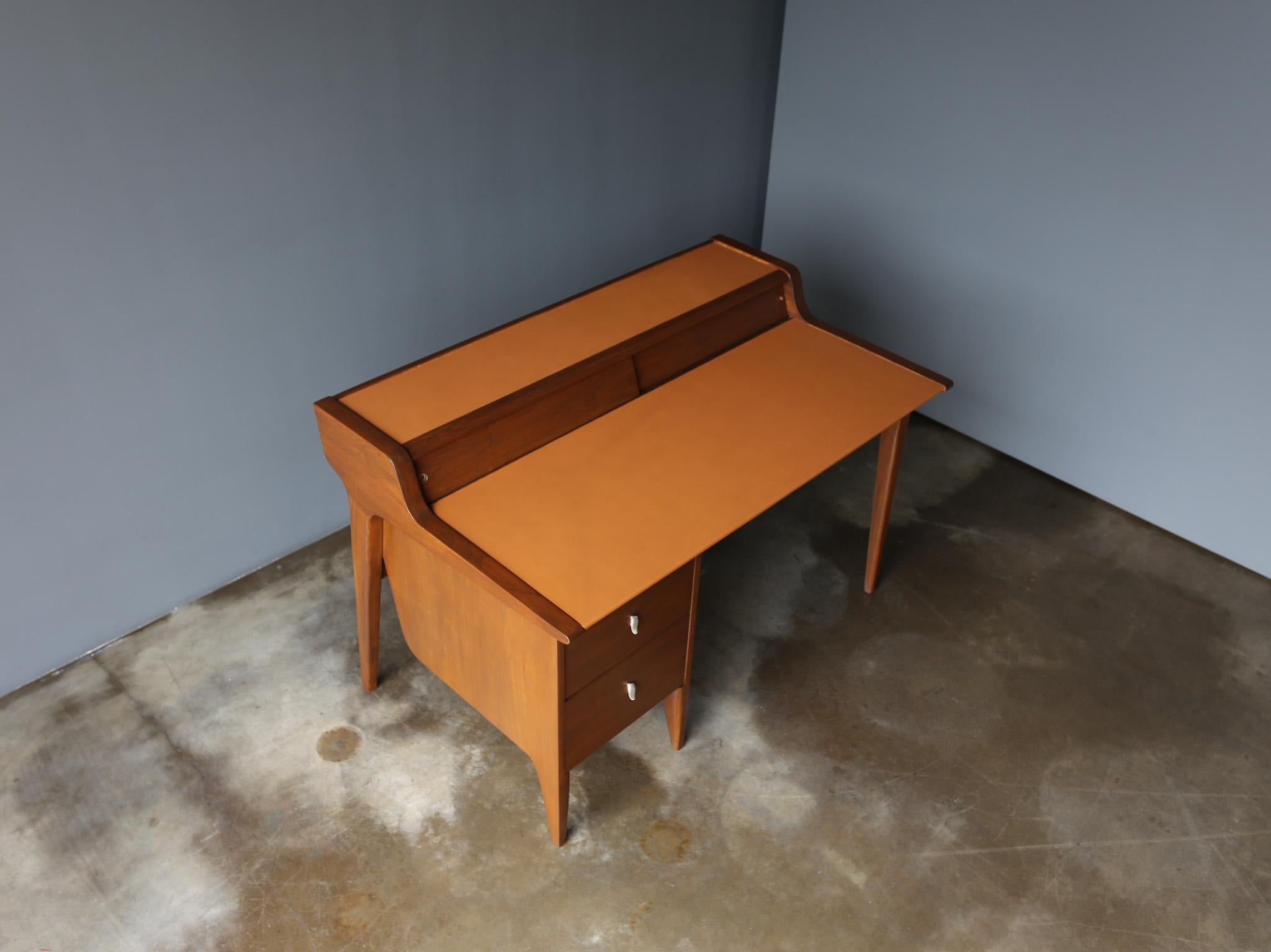 Schreibtisch mit Lederplatte aus Nussbaumholz von John Van Koert für Drexel, um 1965 im Angebot 8