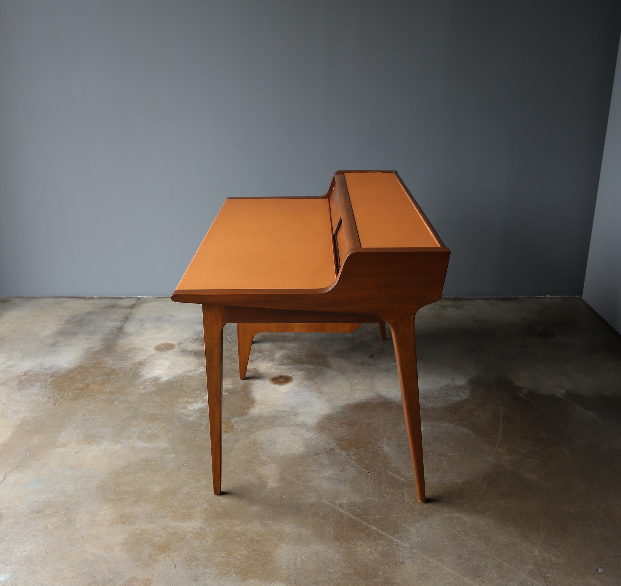 Schreibtisch mit Lederplatte aus Nussbaumholz von John Van Koert für Drexel, um 1965 im Angebot 9