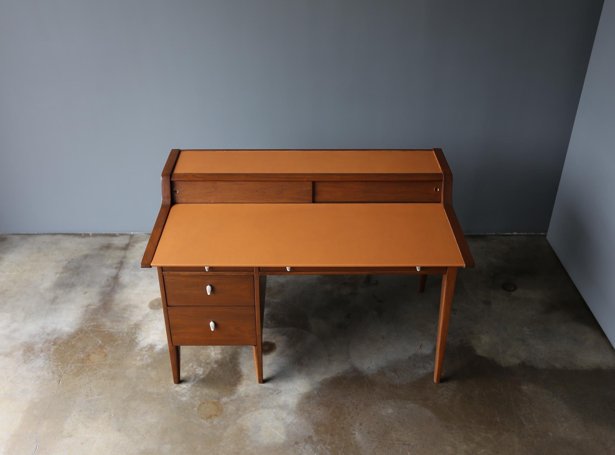 Schreibtisch mit Lederplatte aus Nussbaumholz von John Van Koert für Drexel, um 1965 im Angebot 10