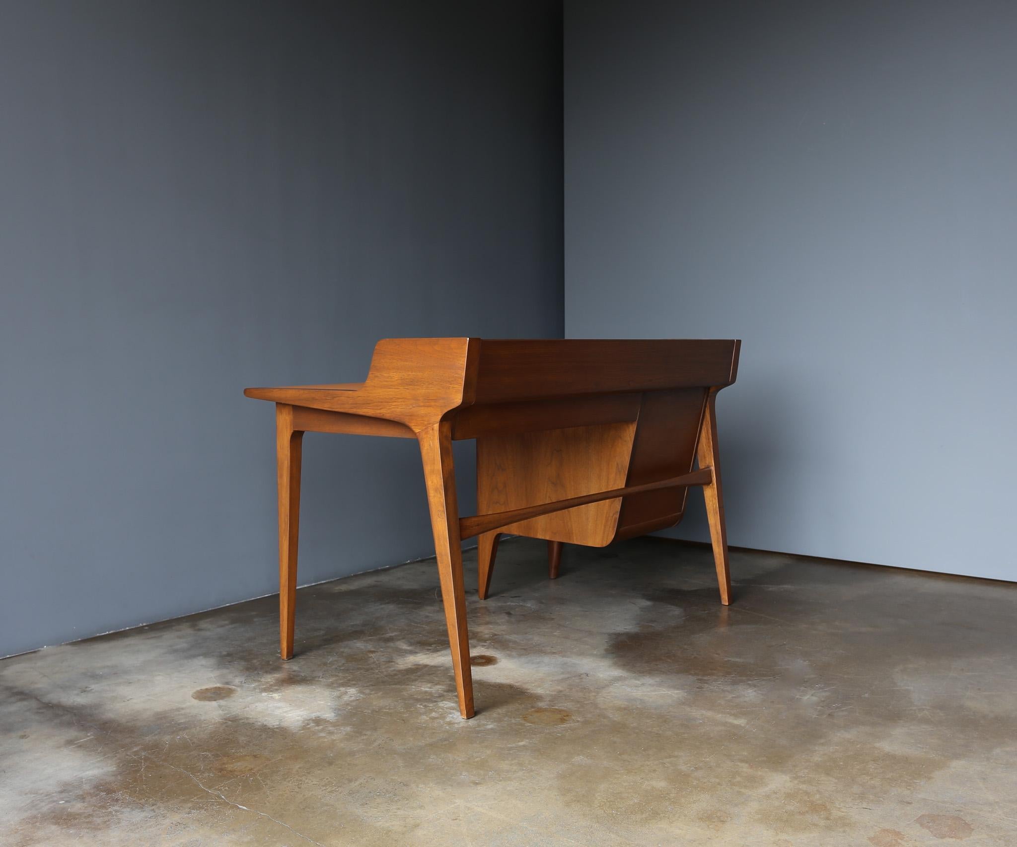 Schreibtisch mit Lederplatte aus Nussbaumholz von John Van Koert für Drexel, um 1965 im Angebot 11