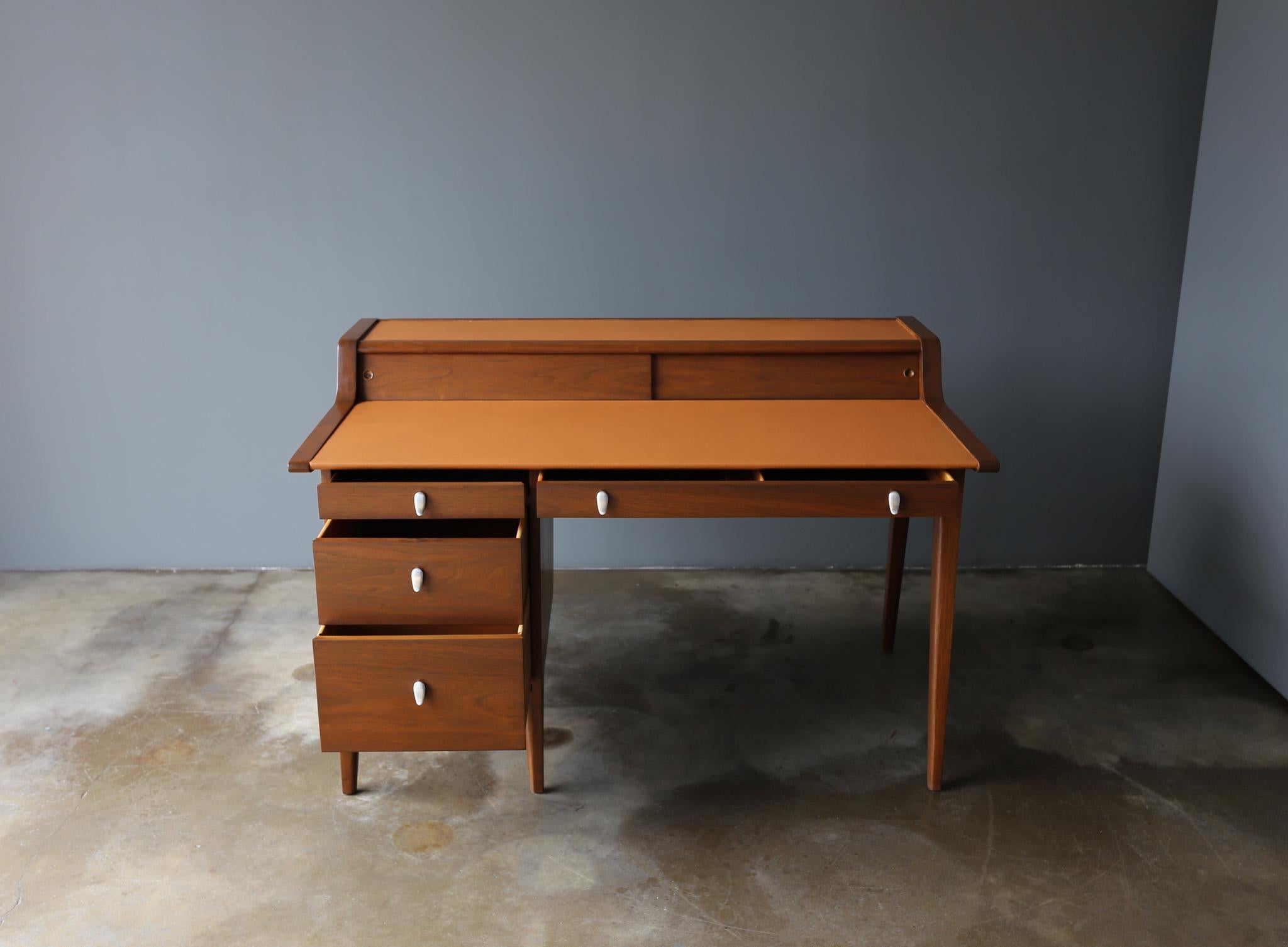 Schreibtisch mit Lederplatte aus Nussbaumholz von John Van Koert für Drexel, um 1965 im Angebot 12