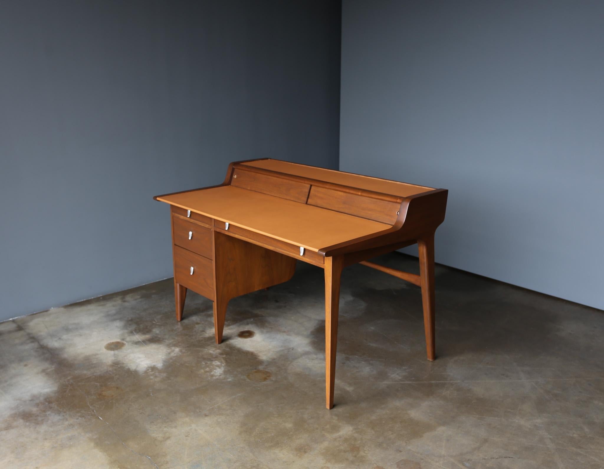 John Van Koert Schreibtisch mit Lederplatte aus Nussbaum für Drexel, um 1965.  Dieses Stück ist professionell restauriert worden.