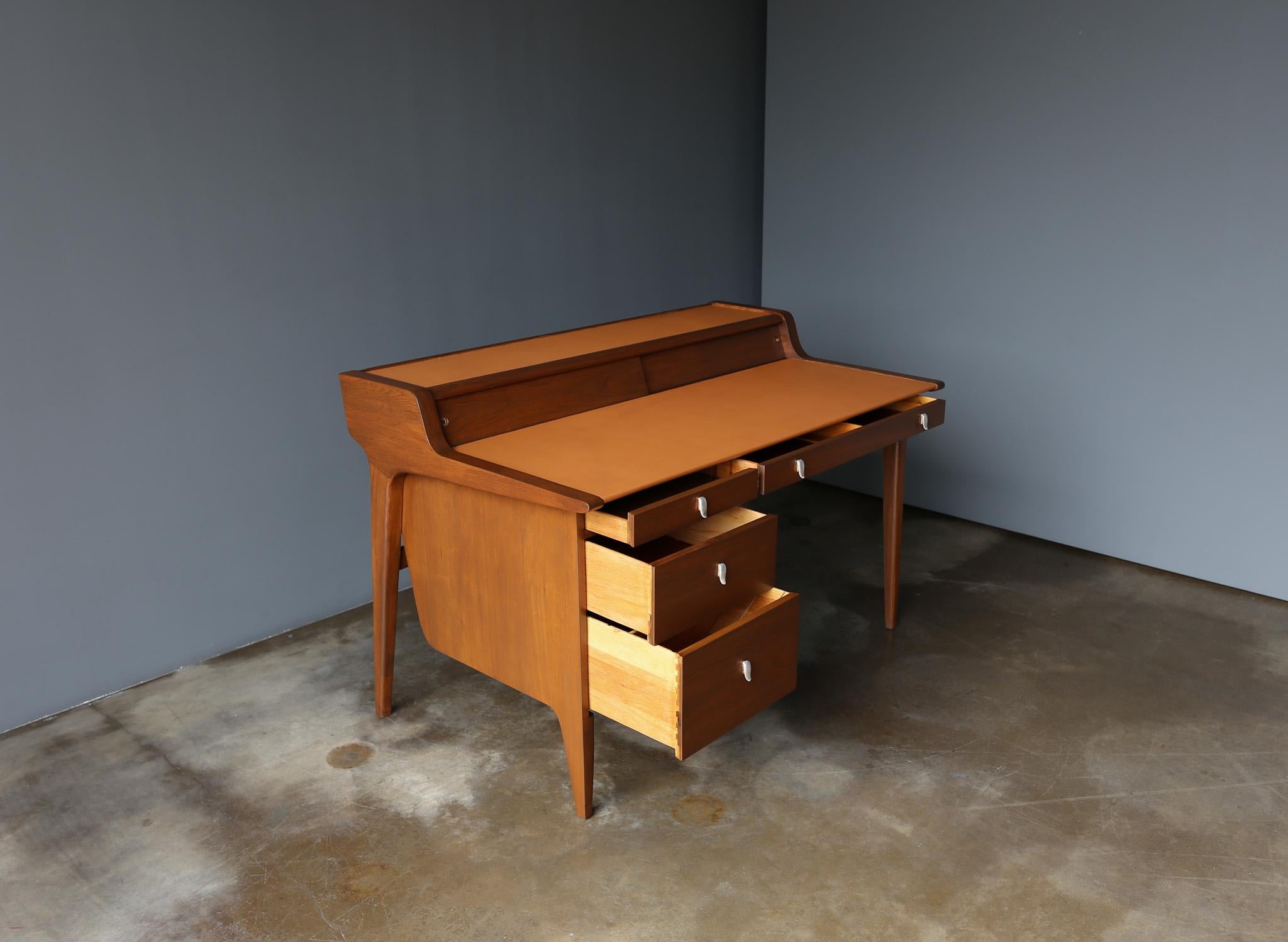 Schreibtisch mit Lederplatte aus Nussbaumholz von John Van Koert für Drexel, um 1965 im Angebot 13