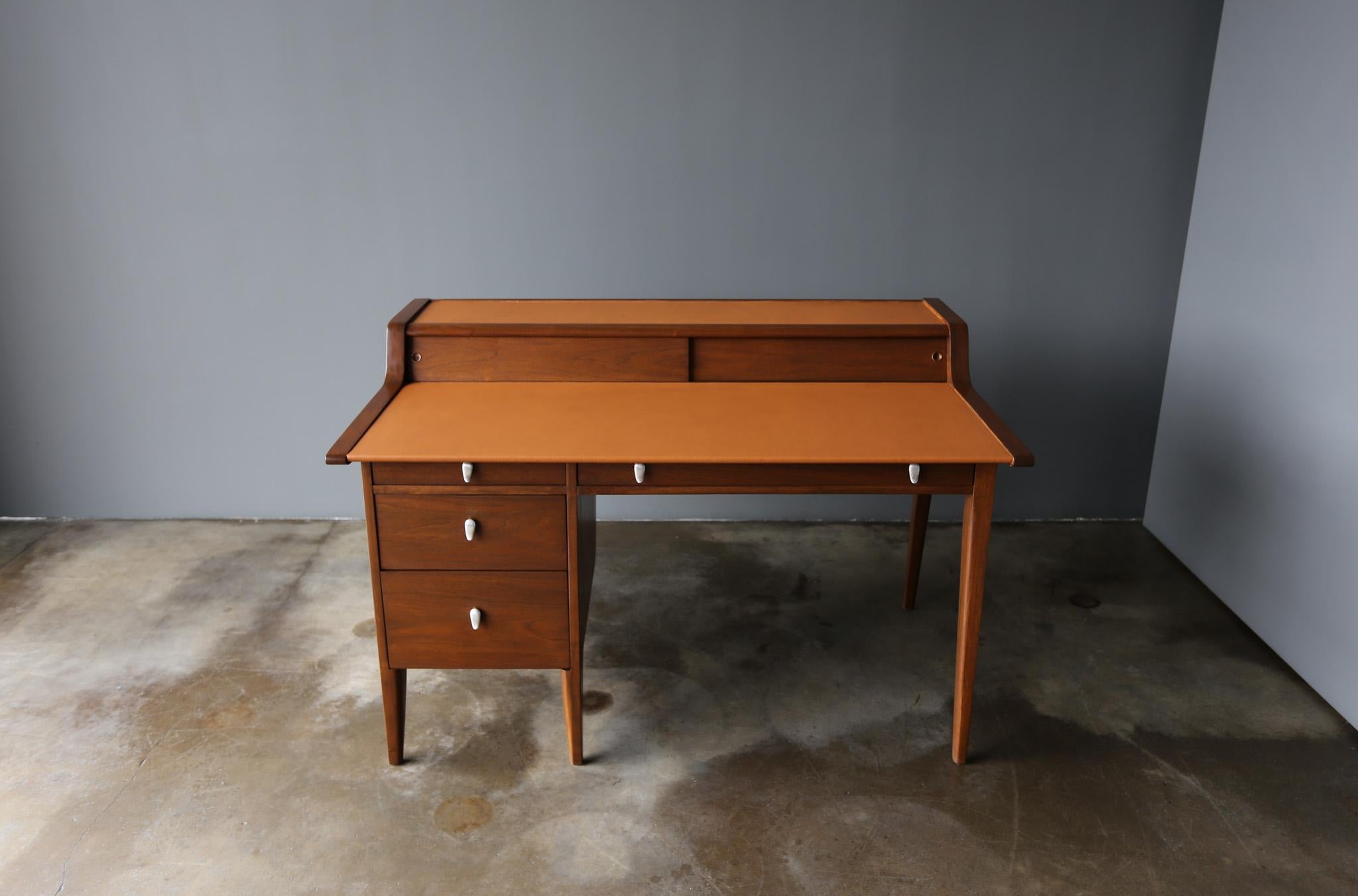 Schreibtisch mit Lederplatte aus Nussbaumholz von John Van Koert für Drexel, um 1965 (Moderne der Mitte des Jahrhunderts) im Angebot
