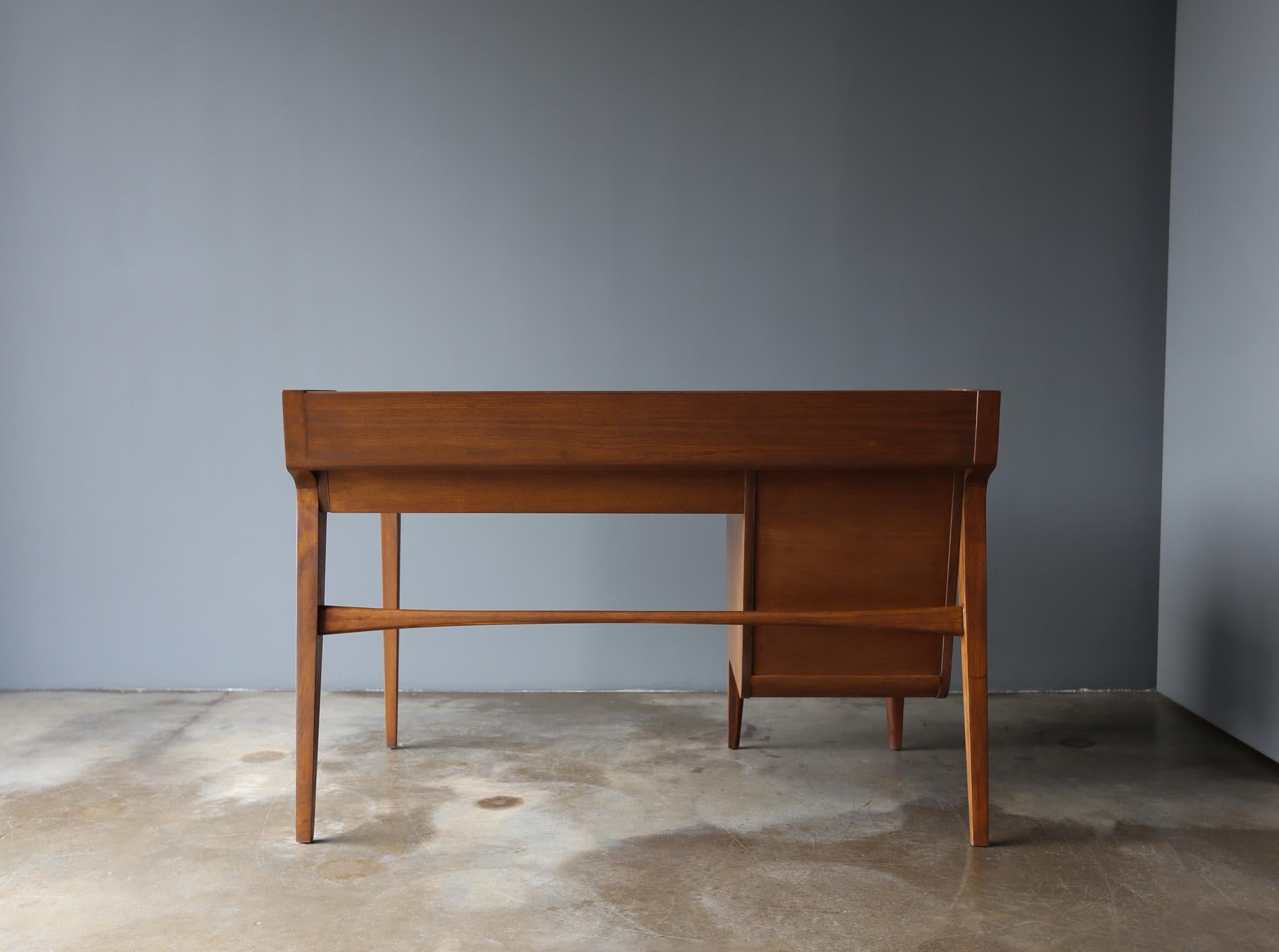 Schreibtisch mit Lederplatte aus Nussbaumholz von John Van Koert für Drexel, um 1965 (amerikanisch) im Angebot