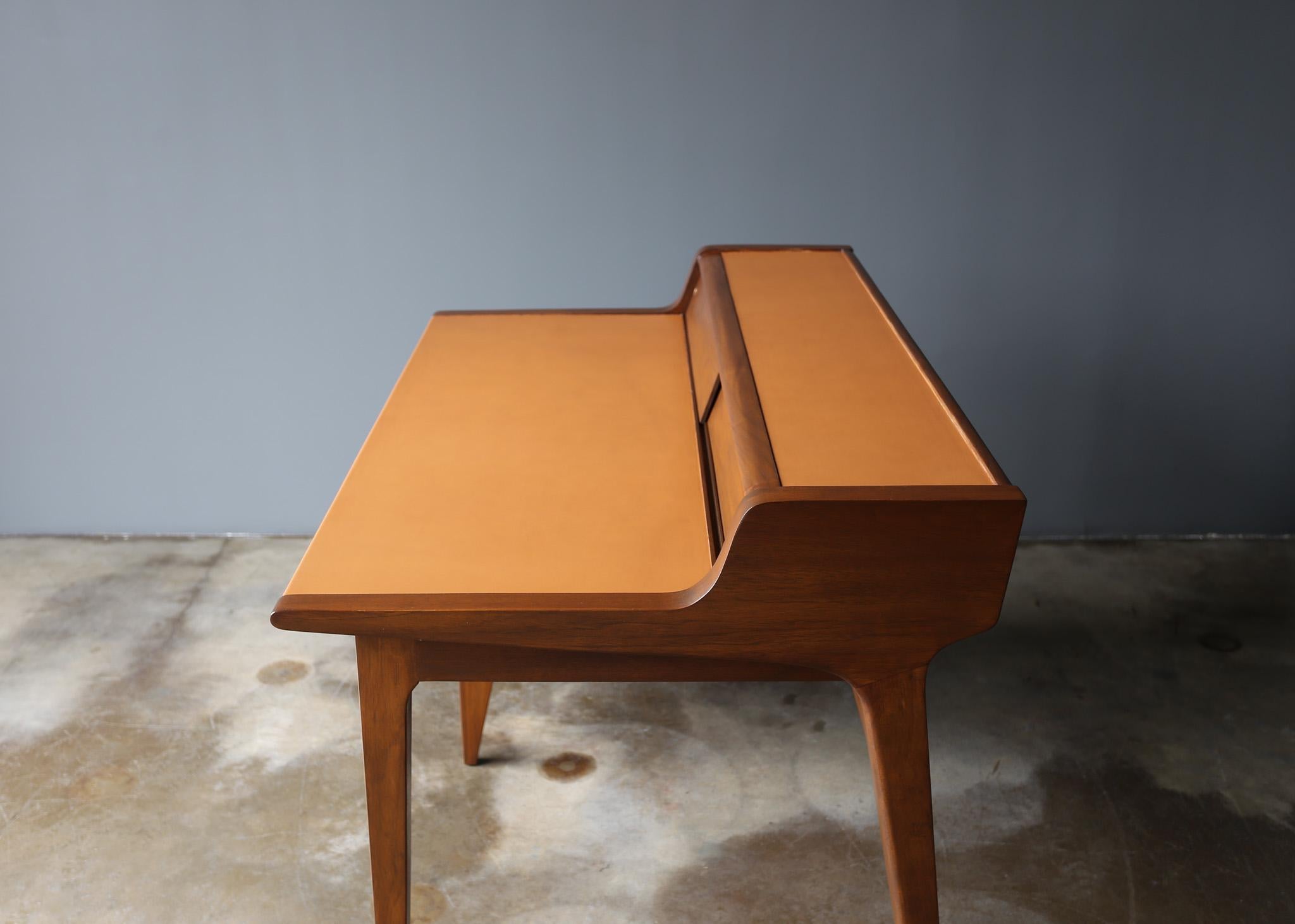 Schreibtisch mit Lederplatte aus Nussbaumholz von John Van Koert für Drexel, um 1965 im Zustand „Gut“ im Angebot in Costa Mesa, CA