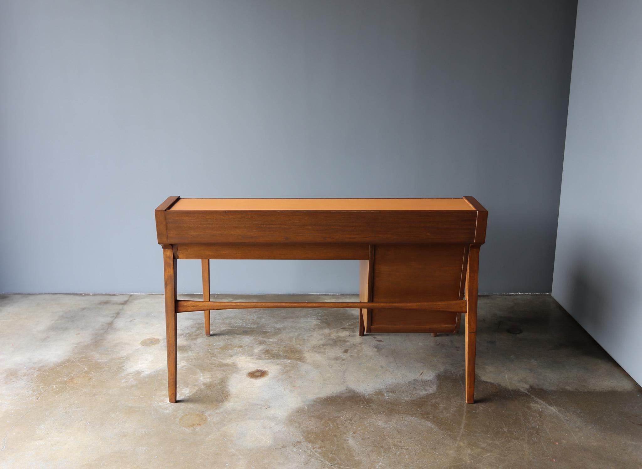 Schreibtisch mit Lederplatte aus Nussbaumholz von John Van Koert für Drexel, um 1965 (20. Jahrhundert) im Angebot