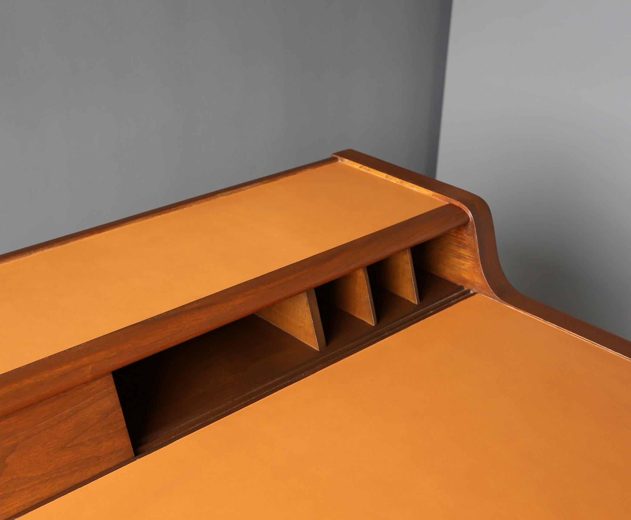 Schreibtisch mit Lederplatte aus Nussbaumholz von John Van Koert für Drexel, um 1965 (Stahl) im Angebot