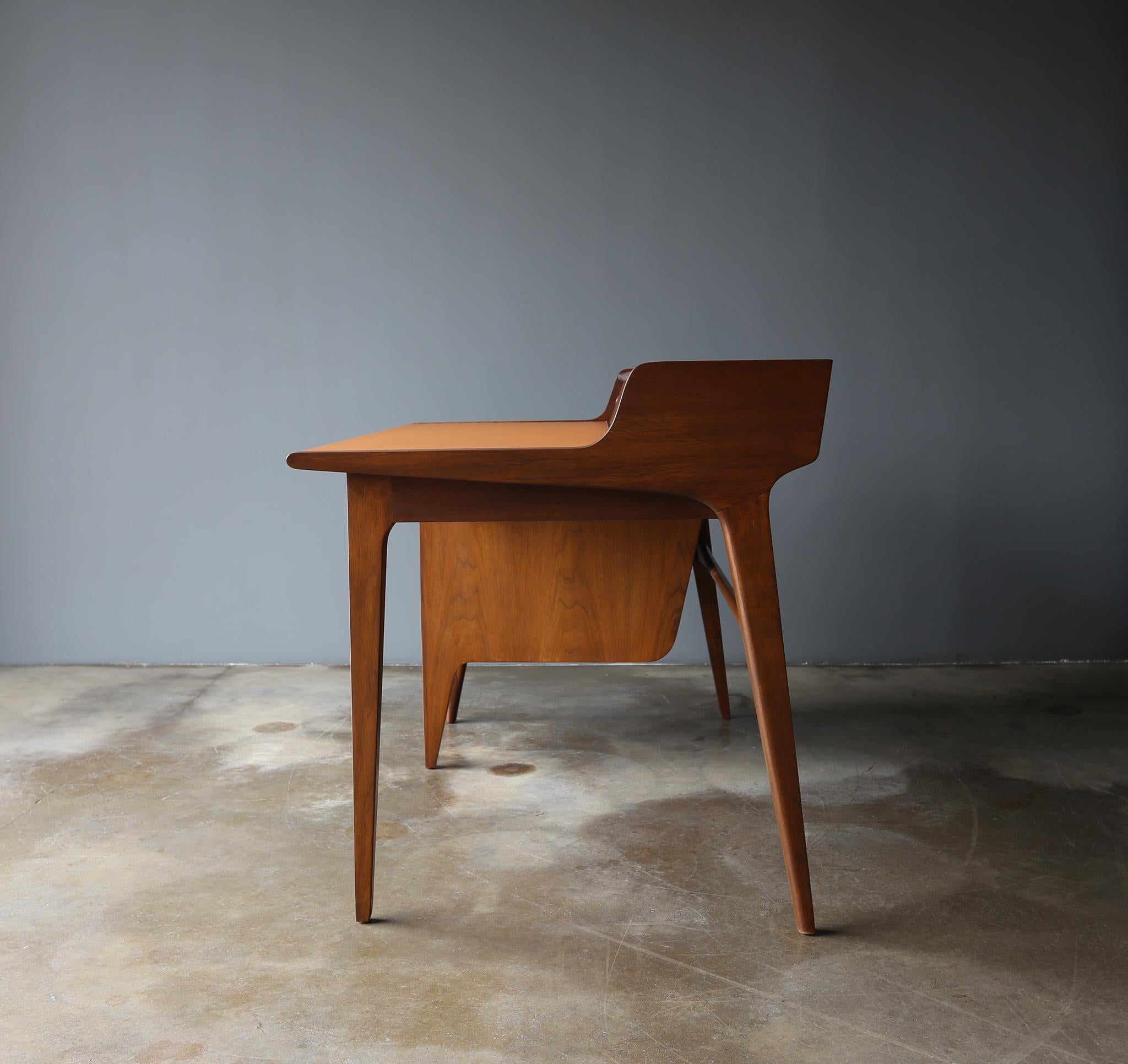 Schreibtisch mit Lederplatte aus Nussbaumholz von John Van Koert für Drexel, um 1965 im Angebot 1