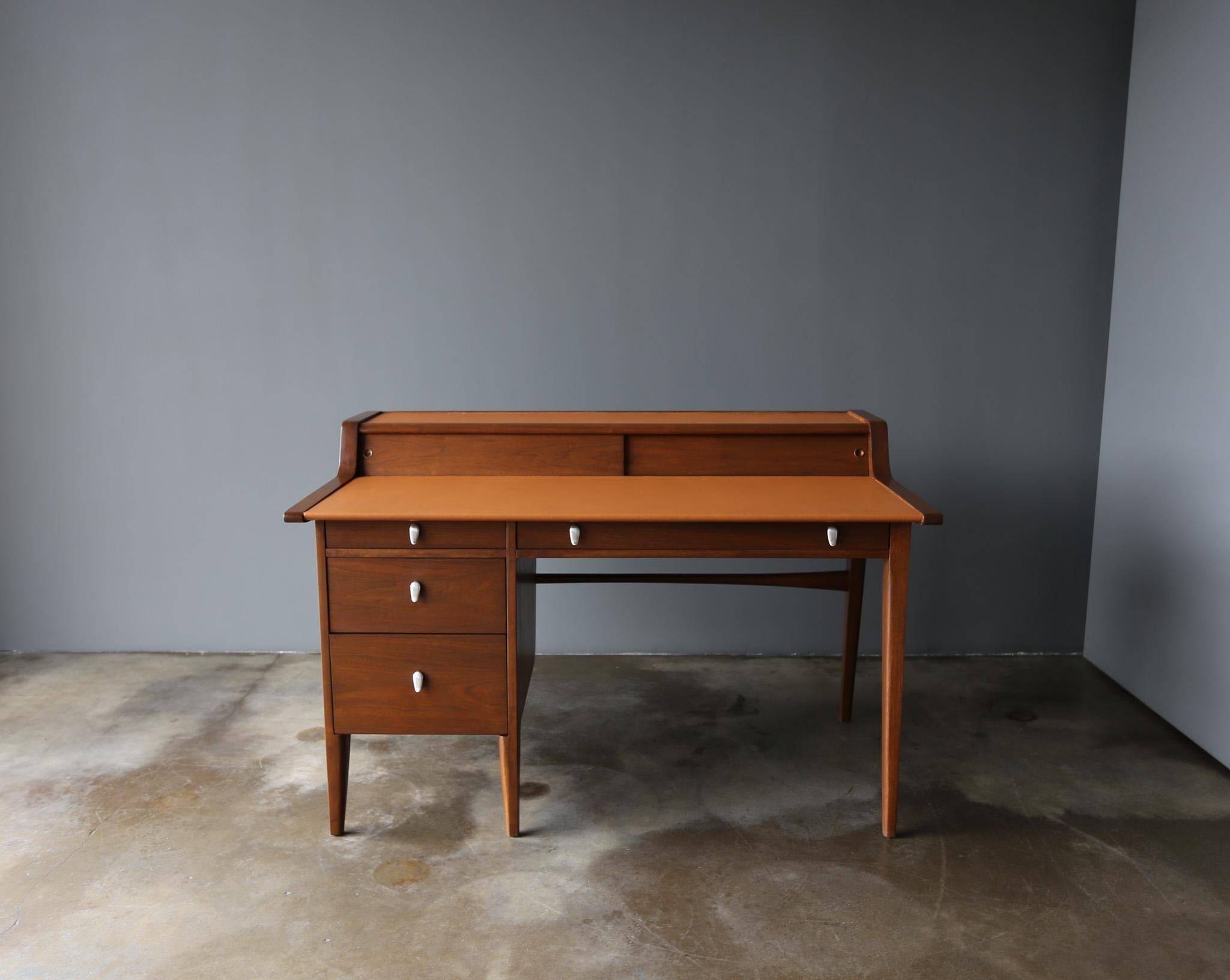 Schreibtisch mit Lederplatte aus Nussbaumholz von John Van Koert für Drexel, um 1965 im Angebot 2
