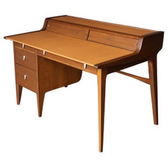 John Van Koert Bureau en noyer avec plateau en cuir pour Drexel, c.1965