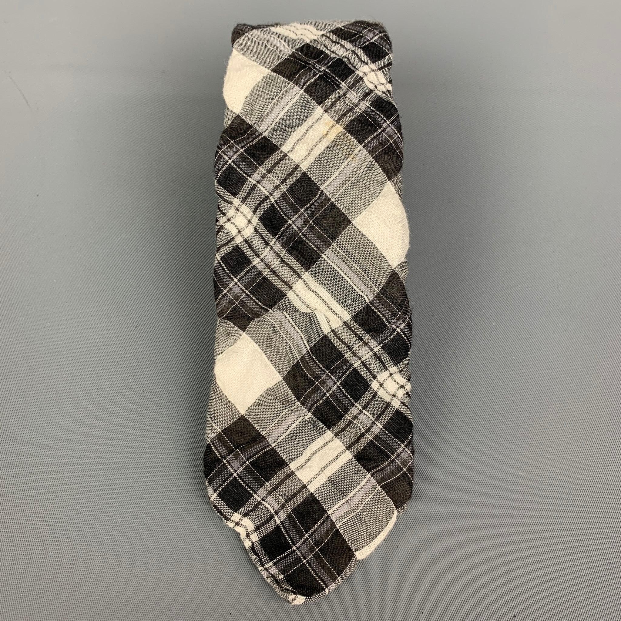 JOHN VARVATOS necktie comes in black and white plaid wool blend material. Made in Italy.Very Good Pre-Owned Condition. Minor sign of wear.Width: 2. 5 inches Length: 62 inches 
  
  
 
Reference: 60546
Category: Tie
More Details
    
Brand:  JOHN