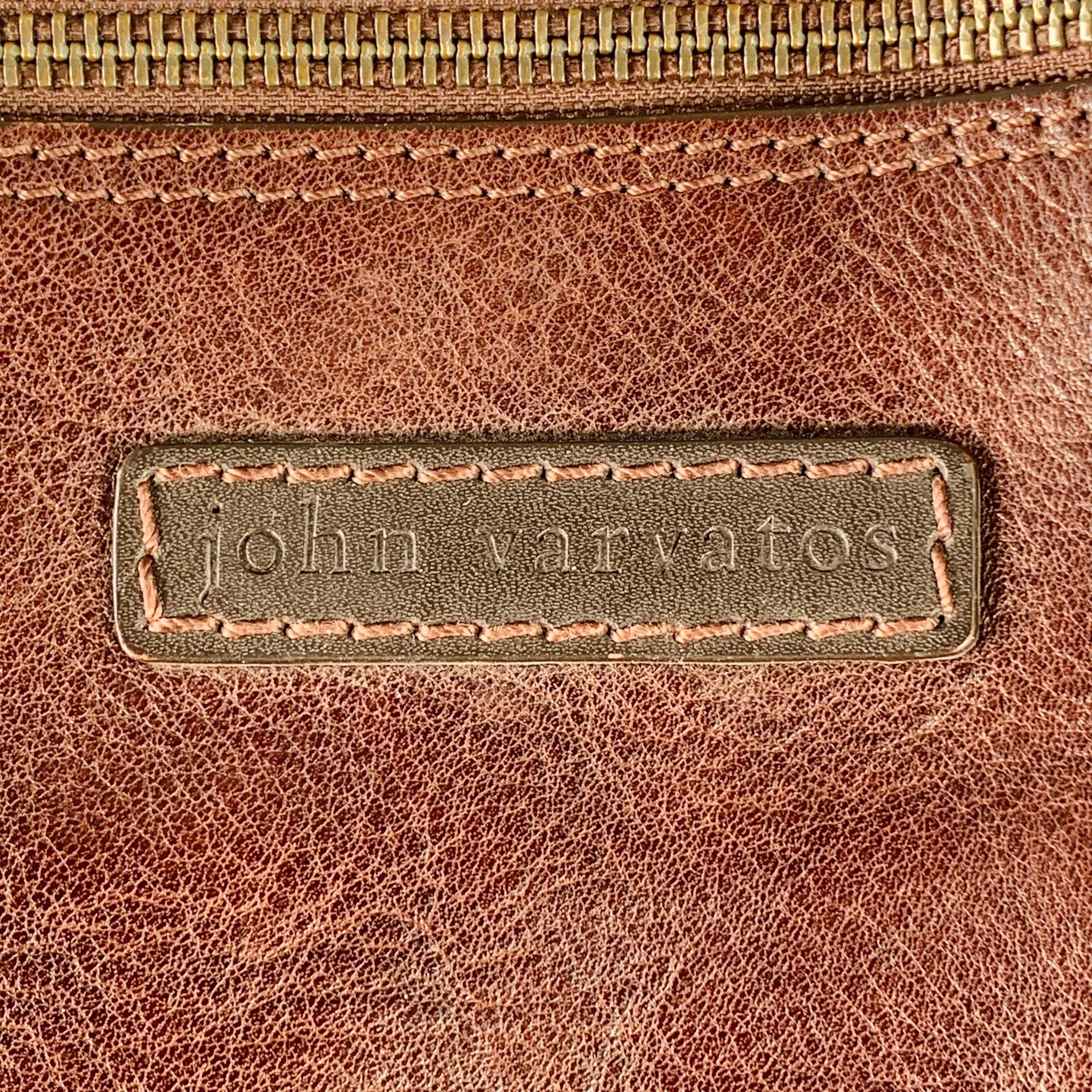 bolso JOHN VARVATOS
en piel marrón con detalles pespunteados, correa ajustable, bolsillo interior con cremallera, cierre con llave y cremallera. Pequeños signos de desgaste. 

Medidas: 
  Longitud: 12,5 pulgadas Altura: 12,75 pulgadas Caída: 26