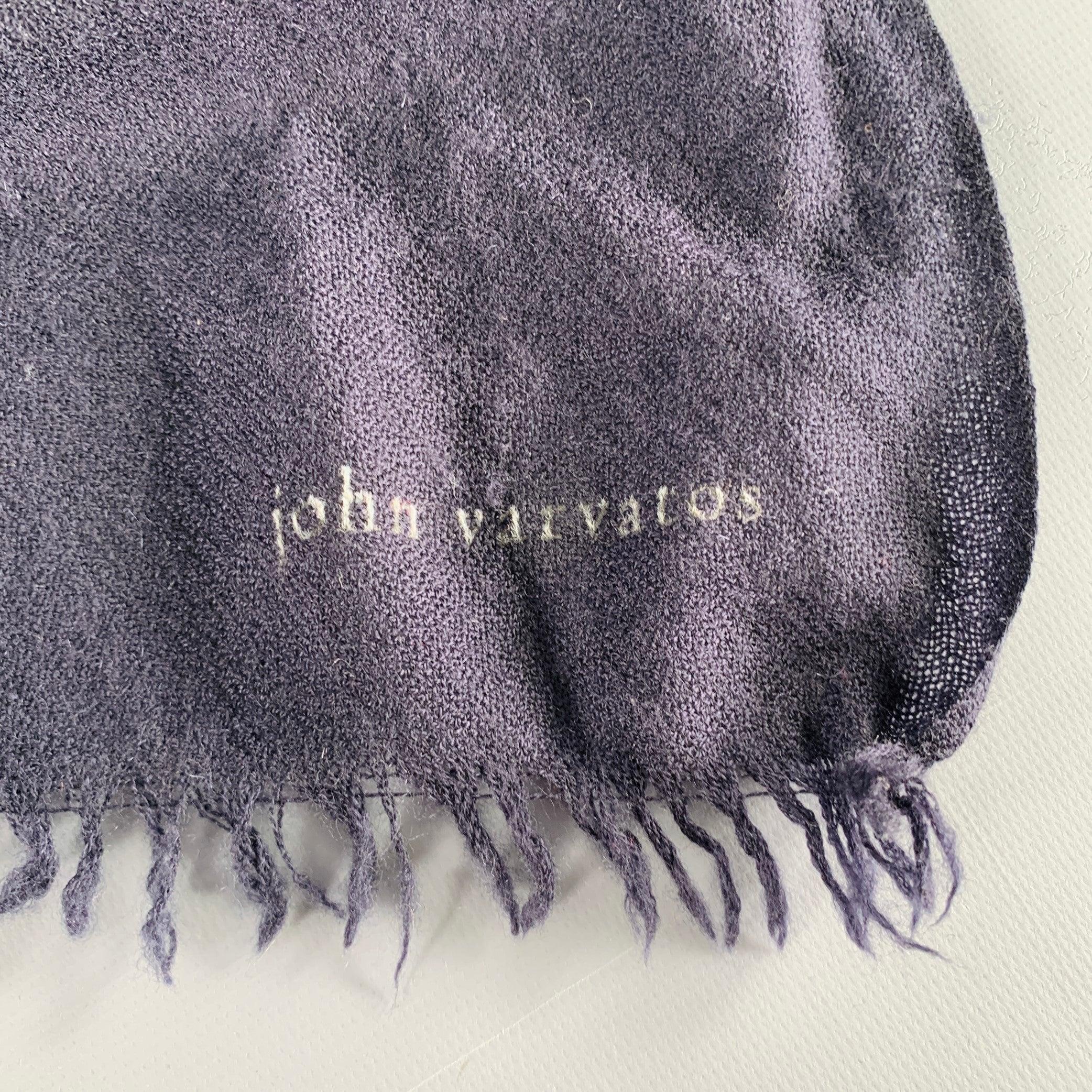 JOHN VARVATOS scarf
in a
navy woven cashmere fabric featuring fringe trim.Good Pre-Owned Condition. Moderate signs of wear. 

Measurements: 
  80 inches  x 28 inches 
  
  
 
Sui Generis Reference: 129637
Category: Scarves
More Details
    
Brand: 