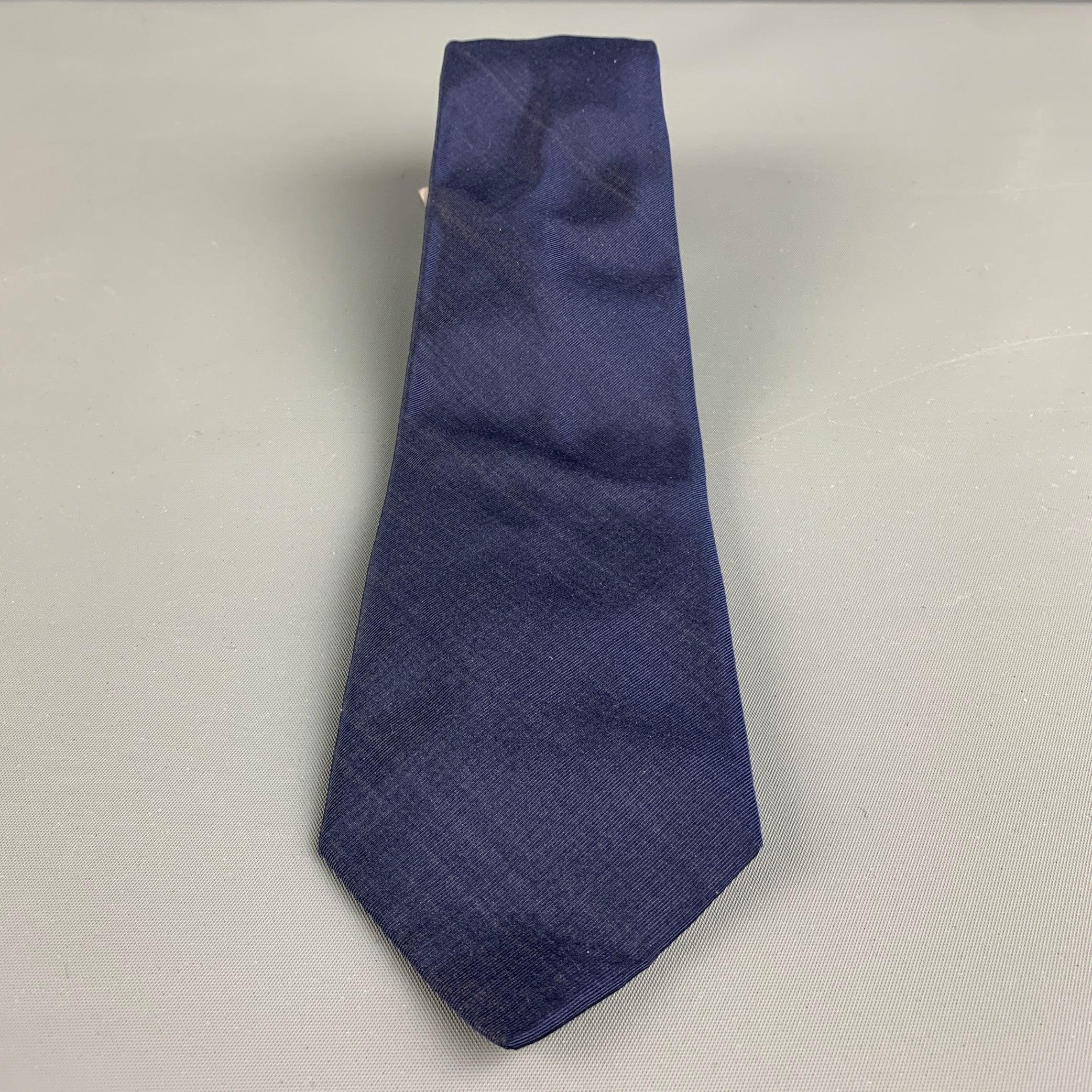JOHN VARVATOS necktie comes in navy silk woven material. Made in Italy.Very Good Pre-Owned Condition. Width: 3 inches Length: 58 inches  
  
  
 
Sui Generis Reference: 129652
Category: Tie
More Details
    
Brand:  JOHN VARVATOS
Color: 