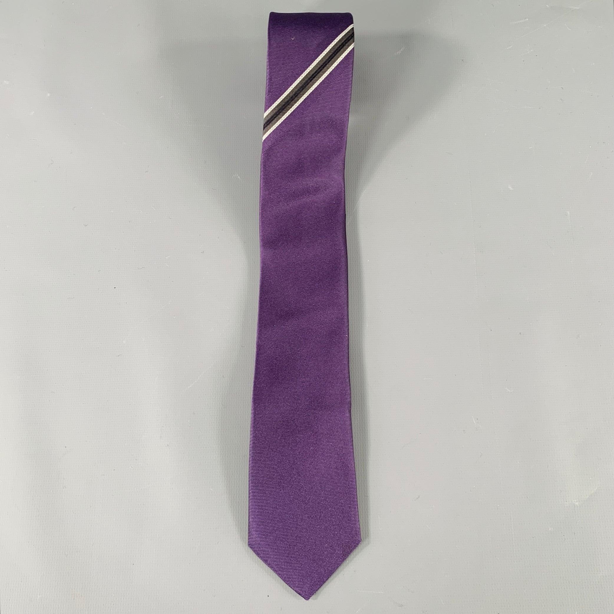 JOHN VARVATOS * U.S.A. necktie
in a purple silk featuring a diagonal black & white accent stripe. Made in USA.Excellent Pre-Owned Condition. 

Measurements: 
  Width: 2.25 inches Length: 59 inches 
  
  
 
Sui Generis Reference: 133468
Category: