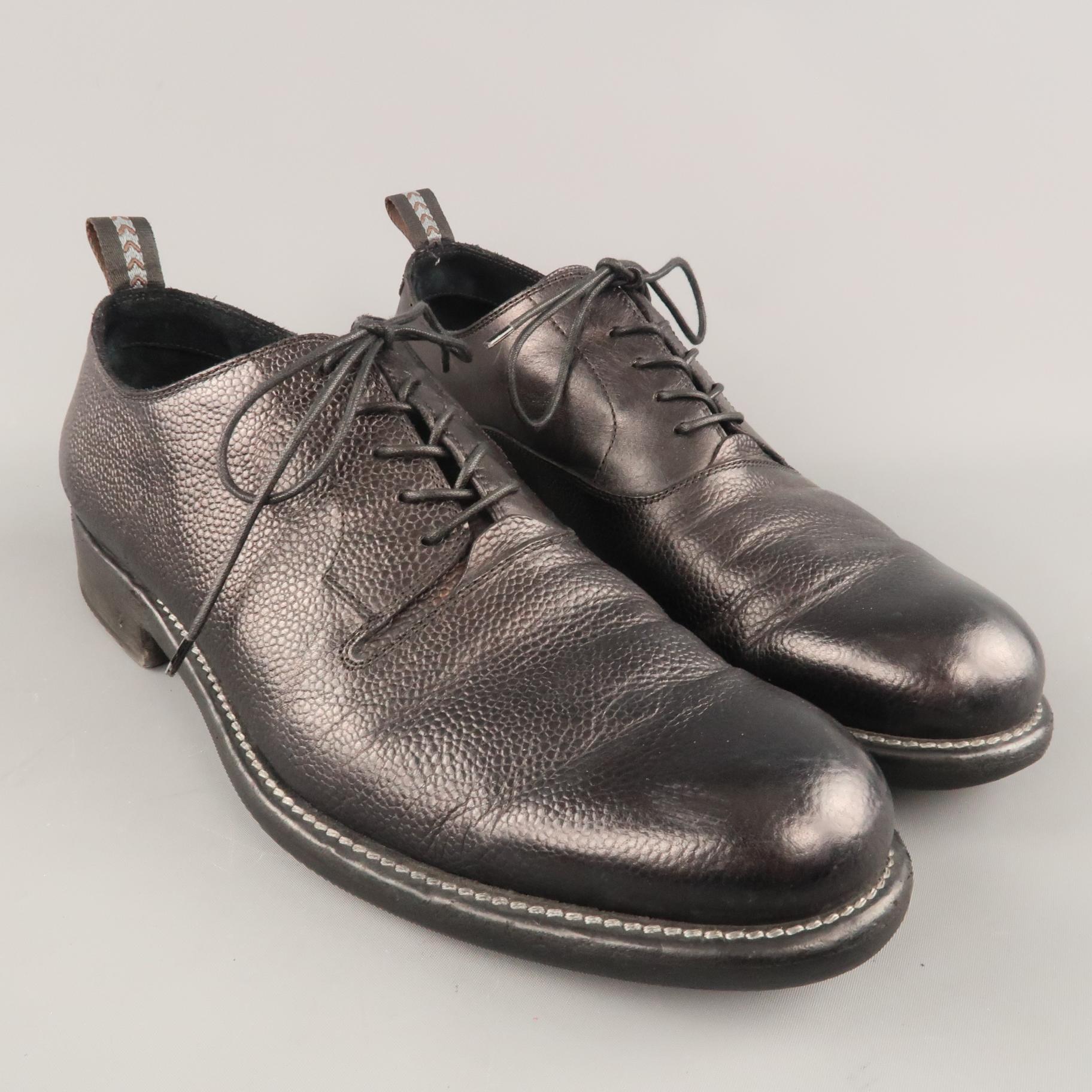 JOHN VARVATOS Derby-Schnürschuhe aus genarbtem Leder mit glatter Oberfläche und abgesenkter Sohle. Handgefertigt in Italien.
 
Ausgezeichneter gebrauchter Zustand.
Gezeichnet:10
 
Laufsohle: 12 x 4.5 in.