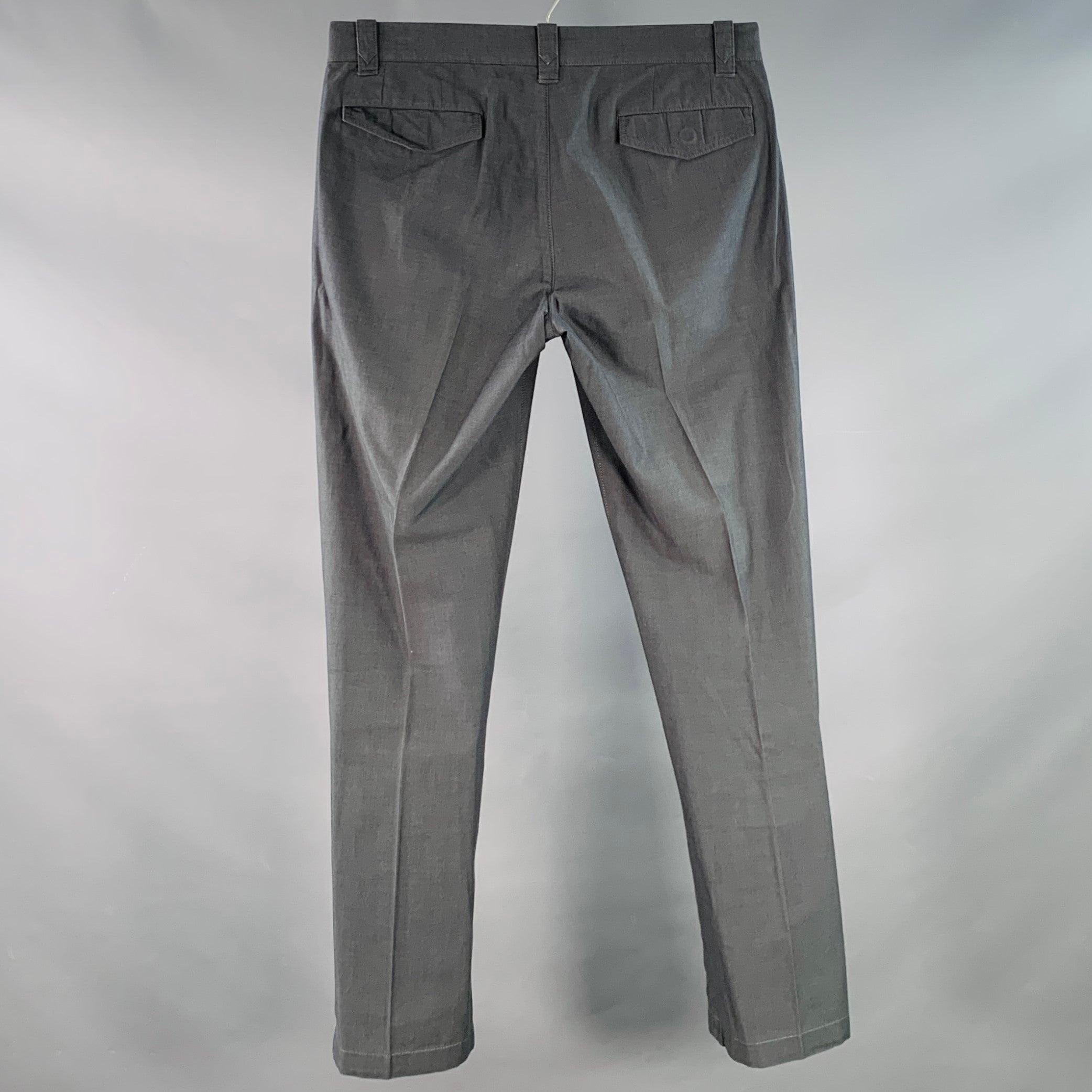 JOHN VARVATOS pantalon décontracté
en coton tissé gris, avec un devant plat, une jambe fuselée et une fermeture à glissière.Excellent état d'occasion. 

Marqué :   IT 46 

Mesures : 
  Taille : 30 pouces Taille : 8.5 pouces Entrejambe : 29 pouces 
 