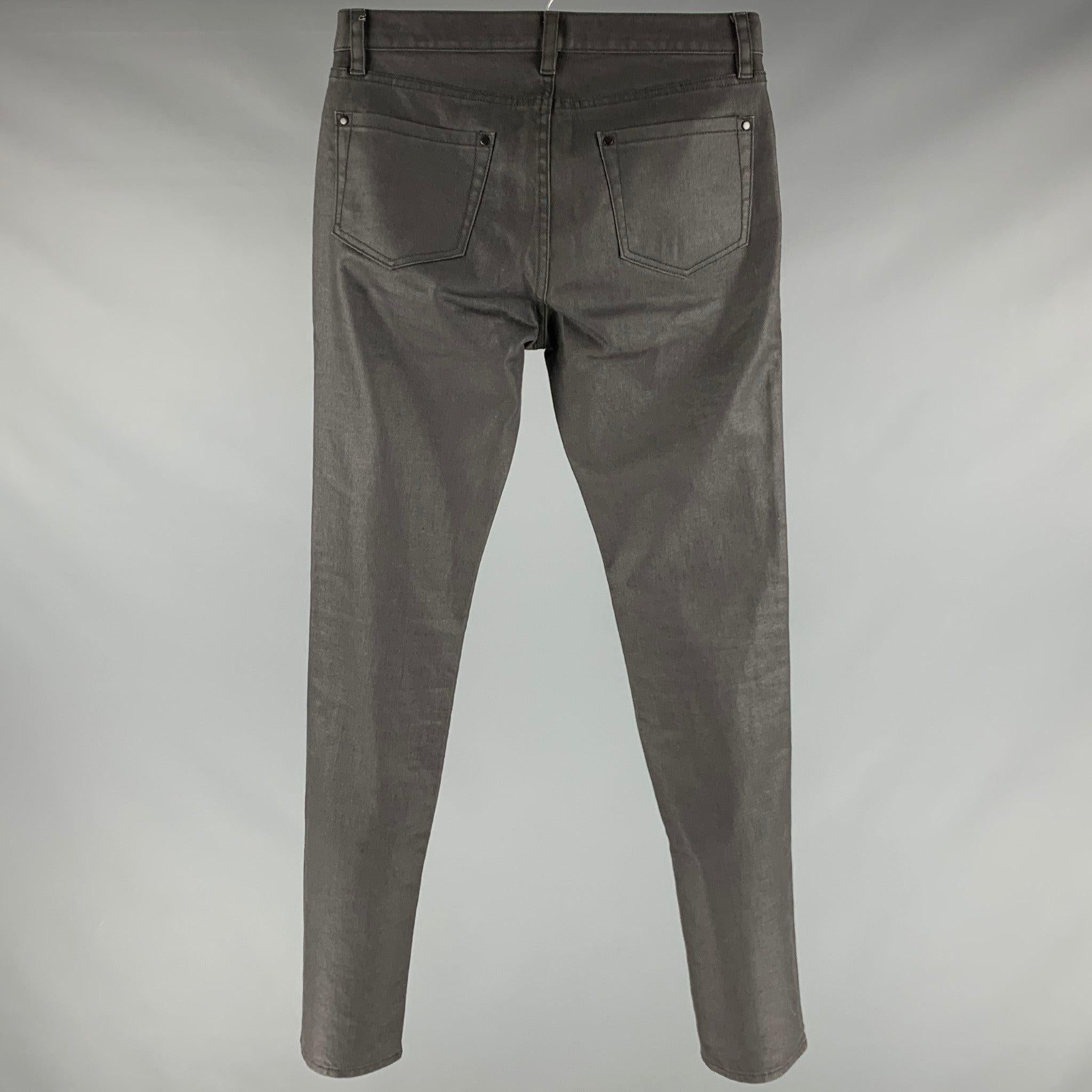 JOHN VARVATOS jeans
in a
grey cotton blend fabric featuring silver tone hardware, five pockets style, and zip fly closure.Very Good Pre-Owned Condition. Minor pilling. 

Marked:   30RG 

Measurements: 
  Waist: 30 inches Rise: 7.5 inches Inseam: 33