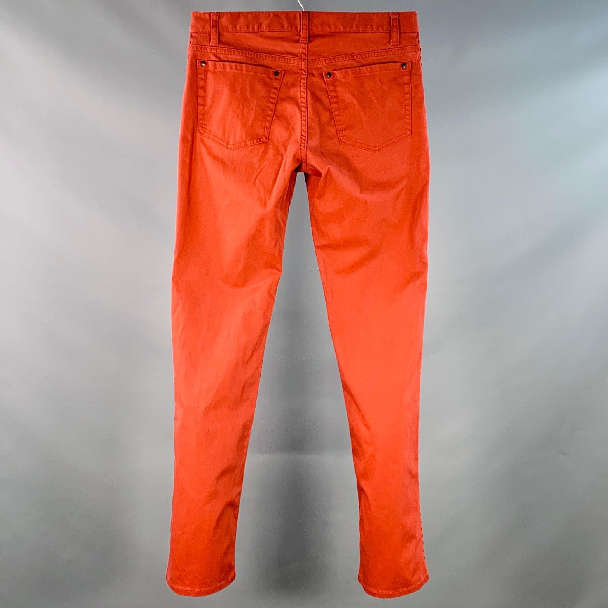 JOHN VARVATOS Jeans
in einer ziegelroten Baumwoll-Stretch-Mischung mit schmalem, geradem Bein und Knopfverschluss.Sehr guter, gebrauchter Zustand. Leichte Pillingbildung. 

Markiert:   32R 

Abmessungen: 
  Taille: 32 Zoll Steigung: 8 Zoll