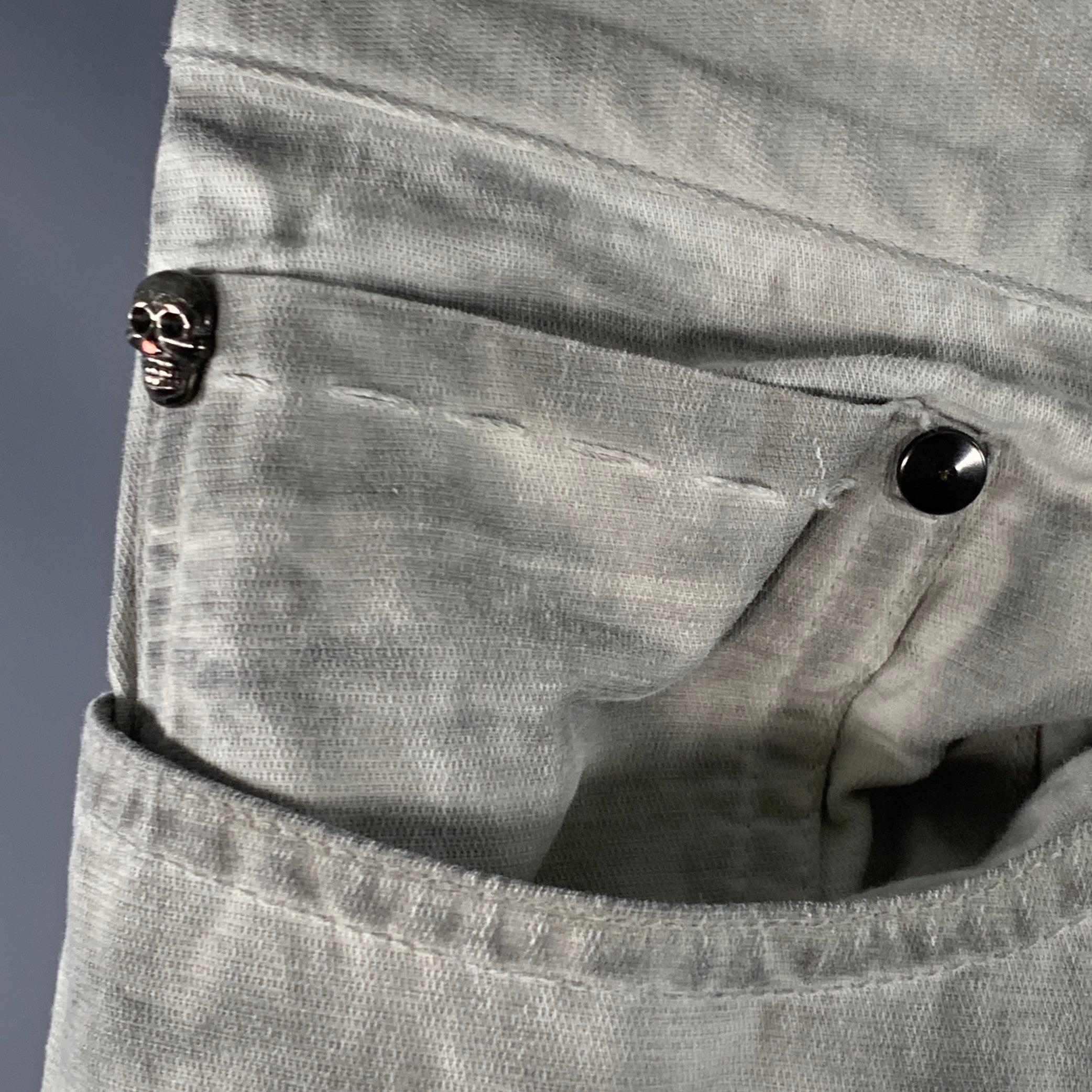 JOHN VARVATOS pantalon décontracté
en coton gris mélangé à du lin, avec un design marbré, une jambe droite et une braguette boutonnée. Fabriqué au Portugal. Très bon état. Petits accrocs. 

Marqué :   33R 

Mesures : 
  Taille : 33 pouces Taille :