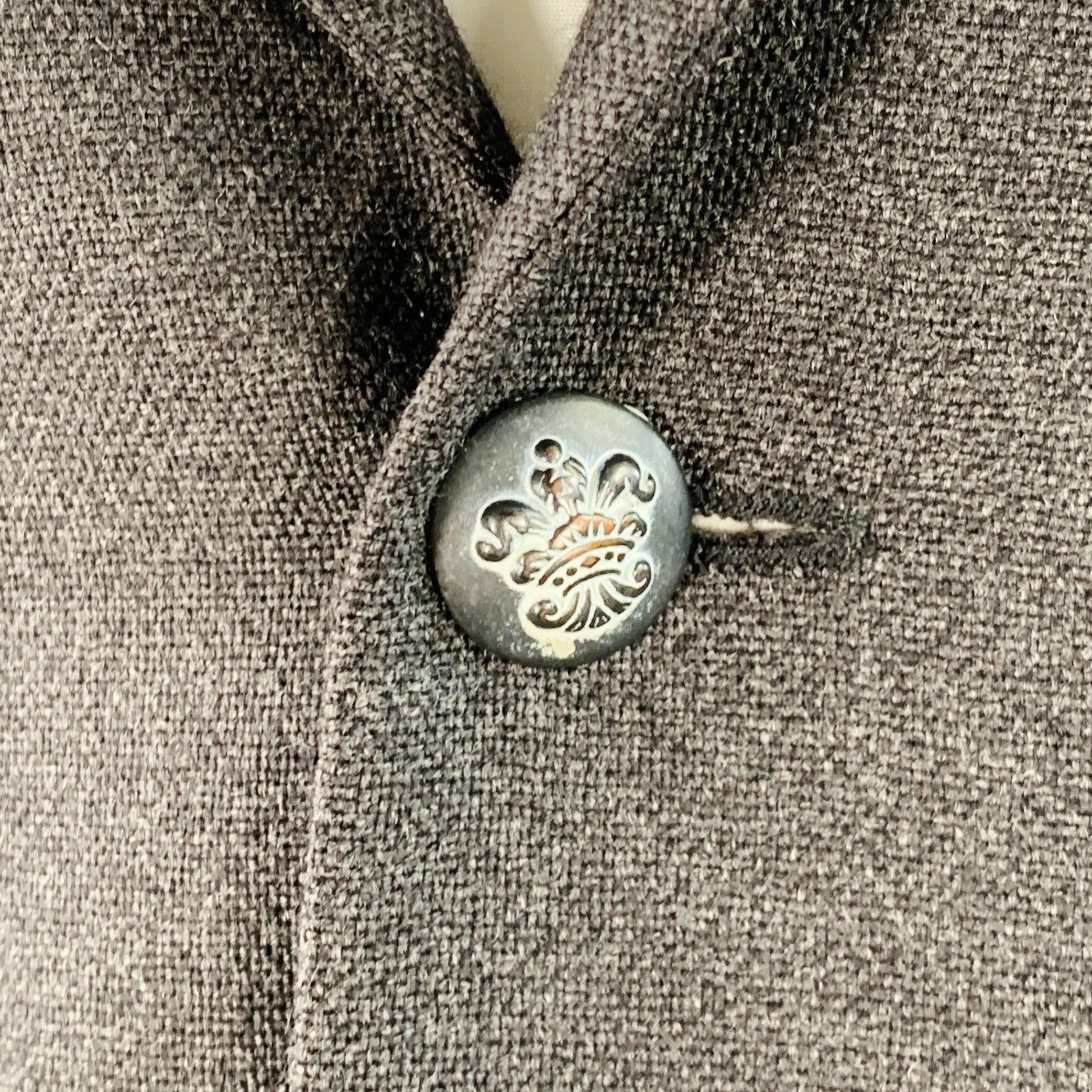 JOHN VARVATOS abrigo sport
de lana virgen gris, con solapa de muesca, abertura sencilla en la espalda y cierre con doble botonadura. Made in Italy. Muy buen estado de conservación. Pequeños rasguños y signos de desgaste. 

Marcado:   IT 46