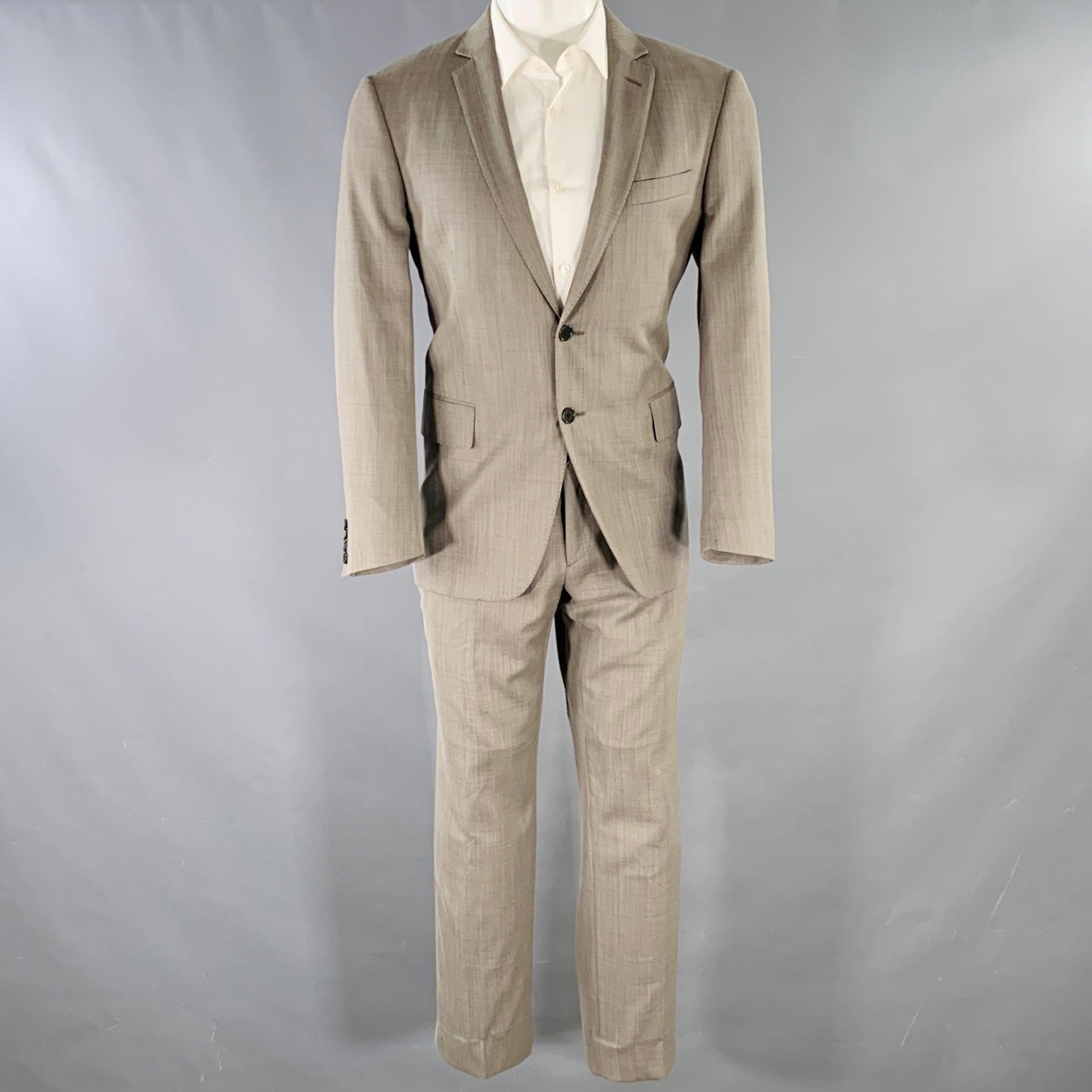 JOHN VARVATOS Anzug
aus grauer, gewebter Wolle mit vollem Futter, bestehend aus einem einreihigen, doppelt geknöpften Sportmantel mit gekerbtem Revers und einer passenden Hose mit flacher Front. Made in Italy. sehr guter gebrauchter Zustand.