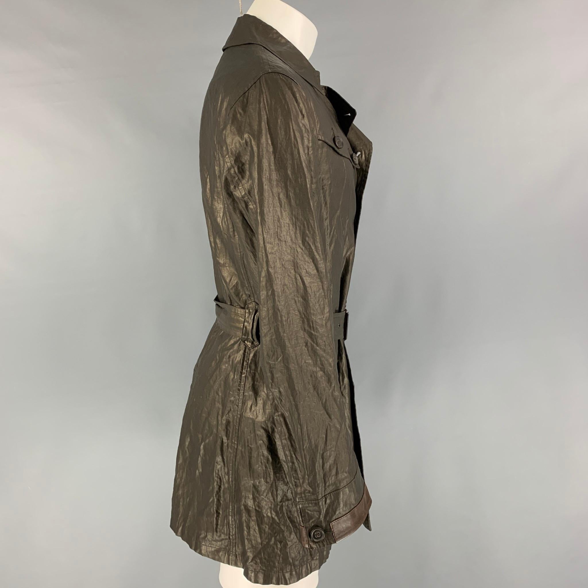 JOHN VARVATOS trench coat comes in a olive linen blend featuring a belted style, flap pockets, notch lapel, and a single breasted closure. Made in Italy. 

Very Good Pre-Owned Condition.
Marked: 50

Measurements:

Shoulder: 18.5 in.
Chest: 44