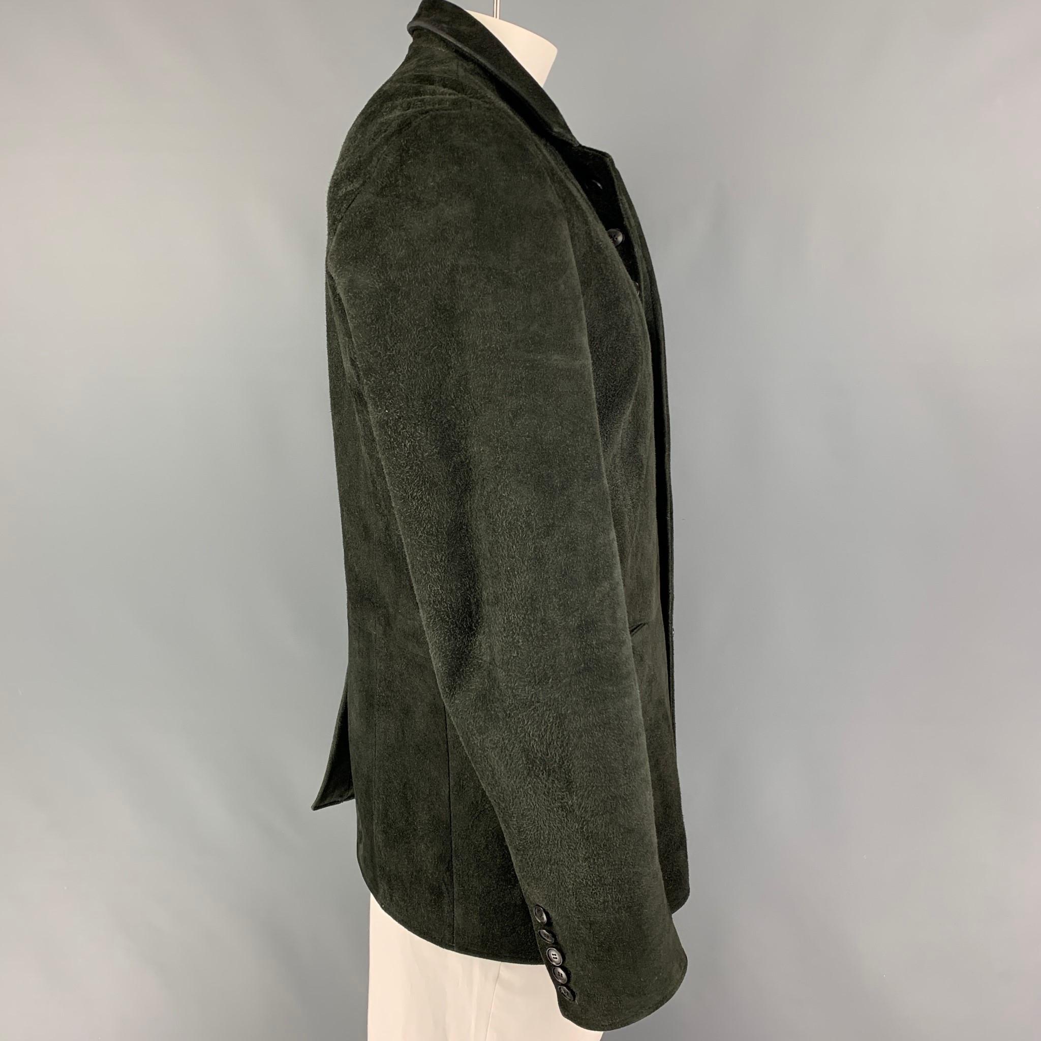 JOHN VARVATOS jacket comes in a dark green suede with a full liner featuring a spread collar, slit pockets, and a buttoned closure. Made in Italy. 

Good Pre-Owned Condition.
Marked: 52
Original Retail Price: $2,198.00

Measurements:

Shoulder: 19.5