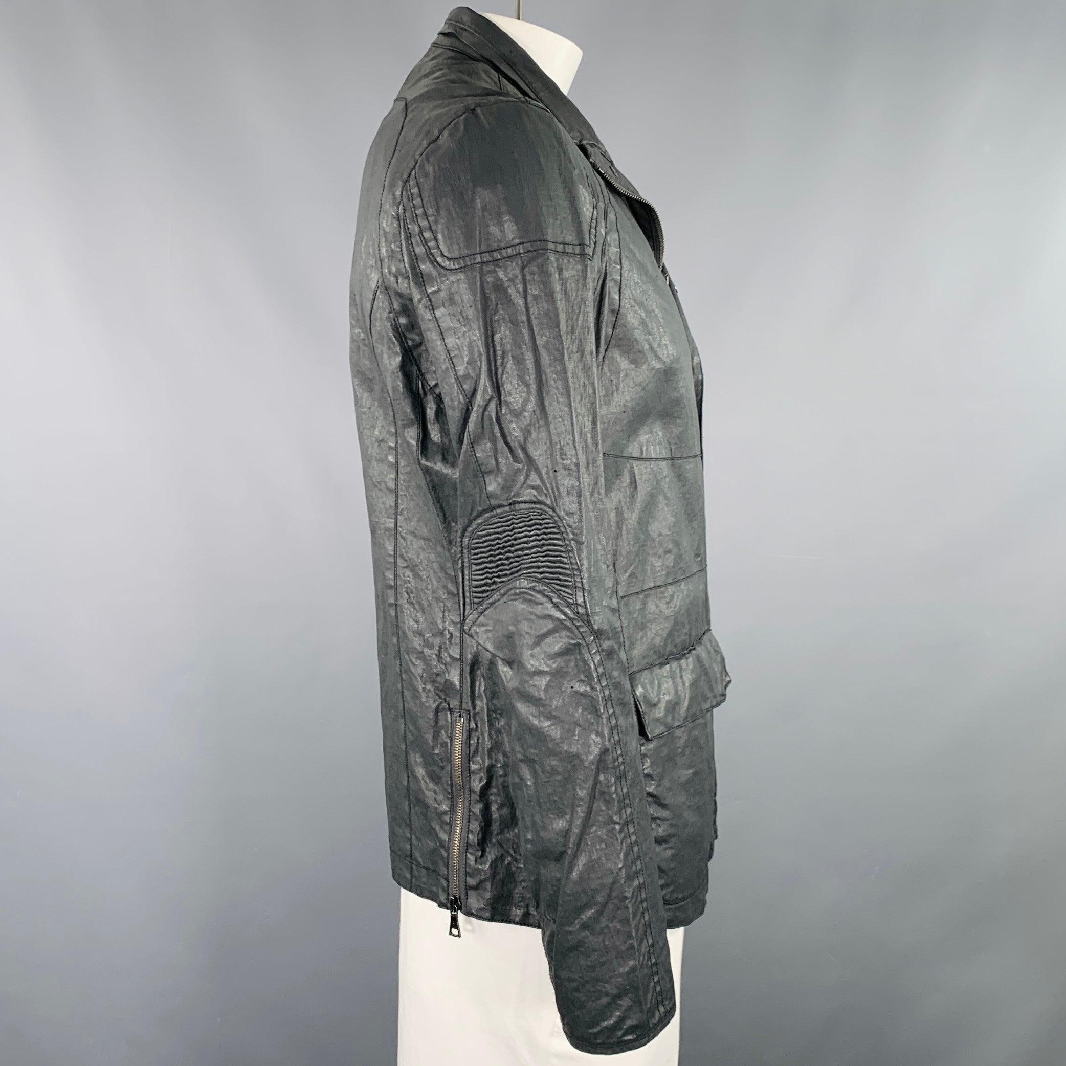 Giacca John Varvatos
in tessuto di lino spalmato grigio antracite, con un design leggermente consumato, tre tasche e chiusura con zip e bottoni automatici.Nuova con Fabrice. 

Contrassegnato:   IT 52 

Misure: 
 
Spalla: 18,5 pollici  Petto: 42
