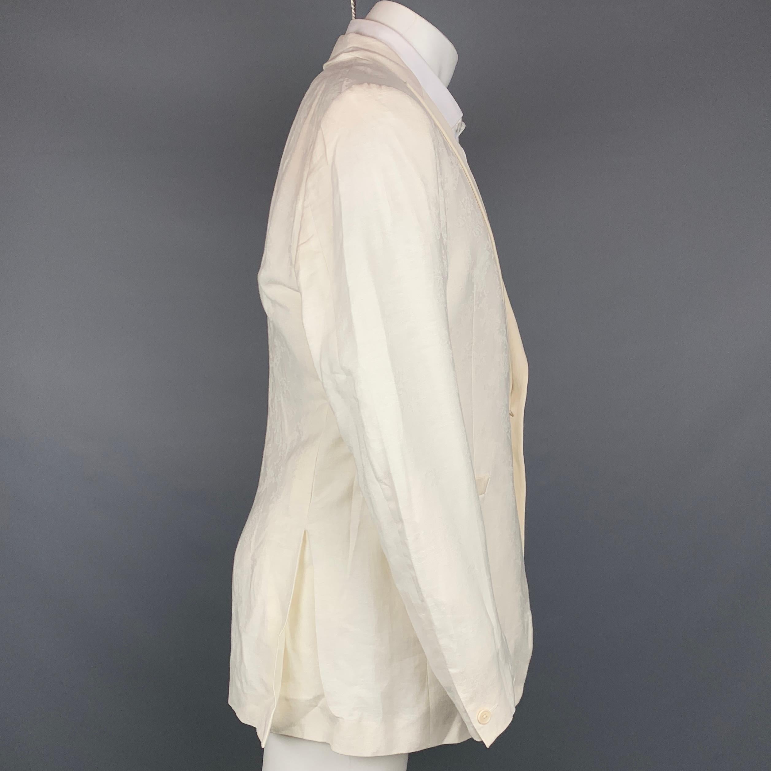 JOHN VARVATOS sport coat comes in a beige jacquard linen / cotton with a full liner featuring a peak lapel, slit pockets, and a single button closure. Made in Italy.

Very Good Pre-Owned Condition.
Marked: IT 52

Measurements:

Shoulder: 18.5