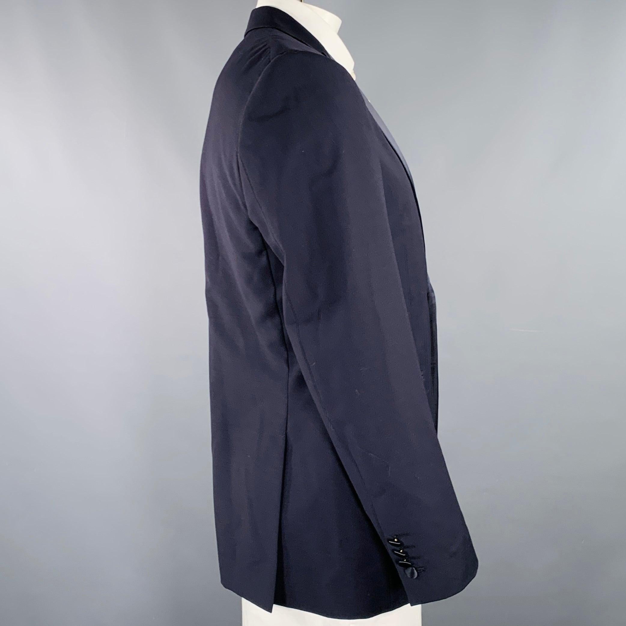 JOHN VARVATOS-Smokingjacke
aus marineblauem Schurwoll-Mohair-Gewebe mit kontrastierendem schwarzem Satin-Revers, doppeltem Rückenschlitz und doppeltem Knopfverschluss. Made in Italy Ausgezeichneter Pre-Owned Zustand. 

Markiert:   Größe nicht