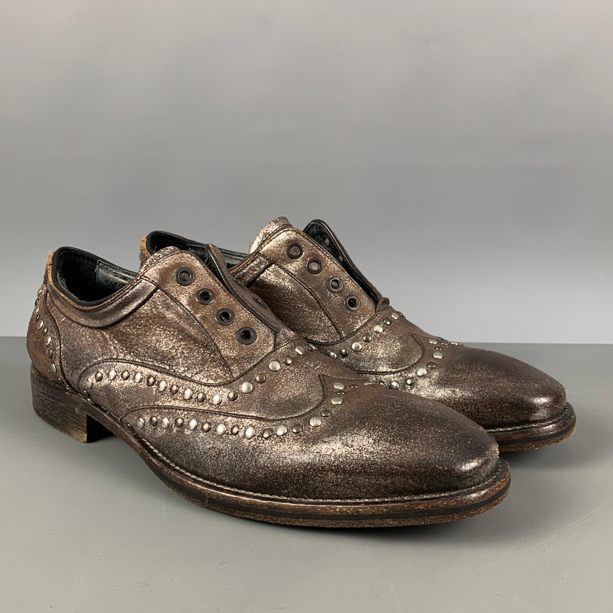JOHN VARVATOS 'Antique' loafers comes in a brown leather featuring a distressed look, silver details, and a lace up style. Made in Italy.

Very Good Pre-Owned Condition.
Marked: F2744R1 Y784 019 9

Outsole: 12 in. x 4.25 in.  

SKU: 124779
Category: