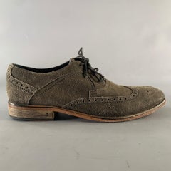 John Varvatos taglia 9, abito in camoscio grigio e scarpe allacciate.