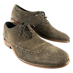 John Varvatos taglia 9, abito in camoscio grigio e scarpe allacciate.