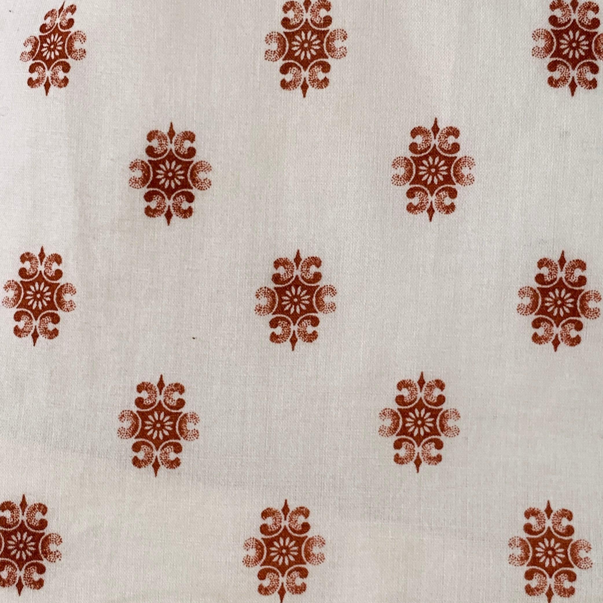 JOHN VARVATOS chemise à manches longues
en tissu de coton blanc, avec un motif floral abstrait de couleur rouille, un col arrondi et coupé, et une fermeture à boutons. Très bon état d'origine. Marques et signes d'usure mineurs. 

Marqué :   L