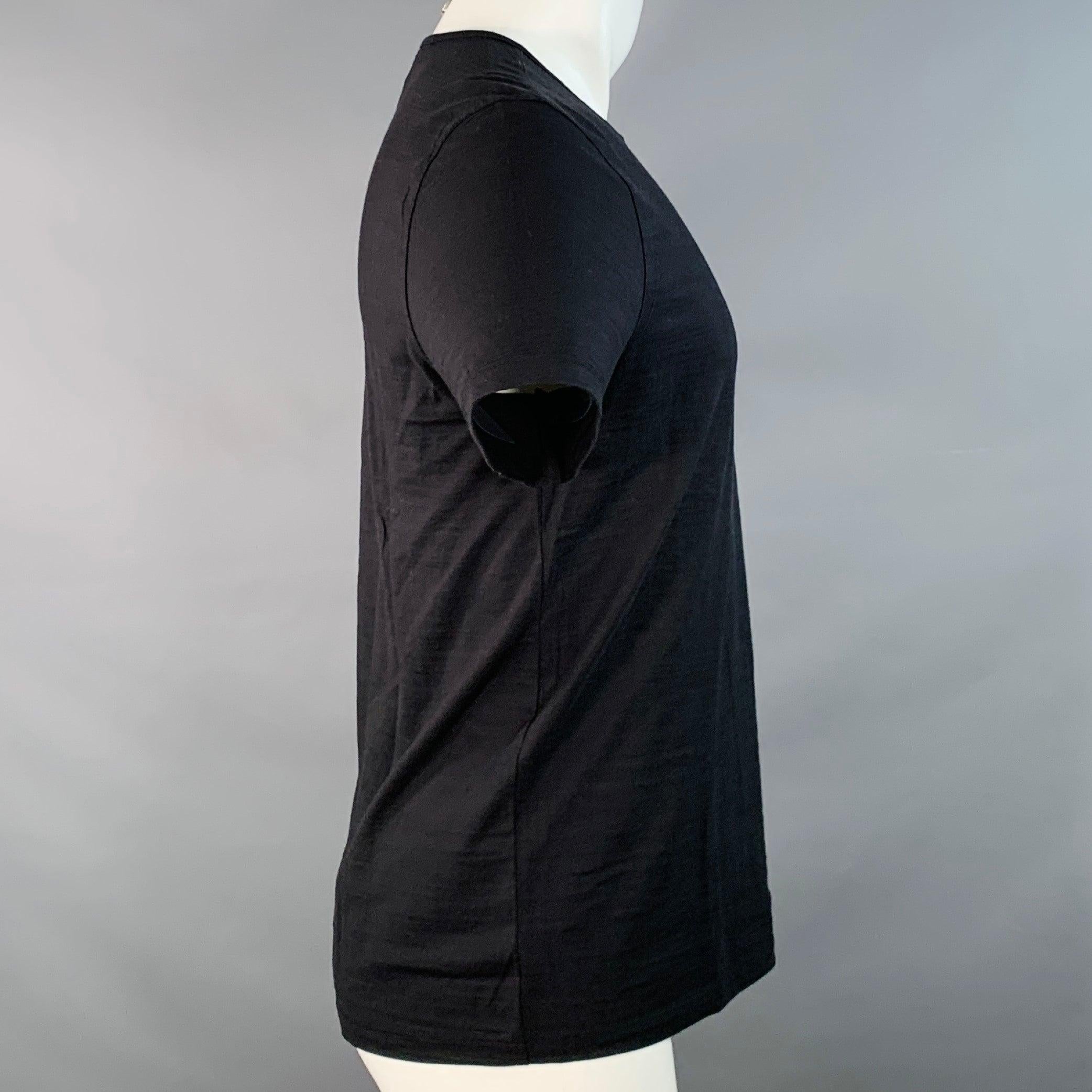 Camiseta JOHN VARVATOS
en punto de algodón negro, de manga corta y cuello redondo.  

Marcado:   M 

Medidas: 
 
Hombro 16,5 pulgadas Pecho: 39 pulgadas Manga: 7,75 pulgadas Longitud: 26,25 pulgadas 
  
  
 
Referencia Sui Generis: 141178
Categoría: