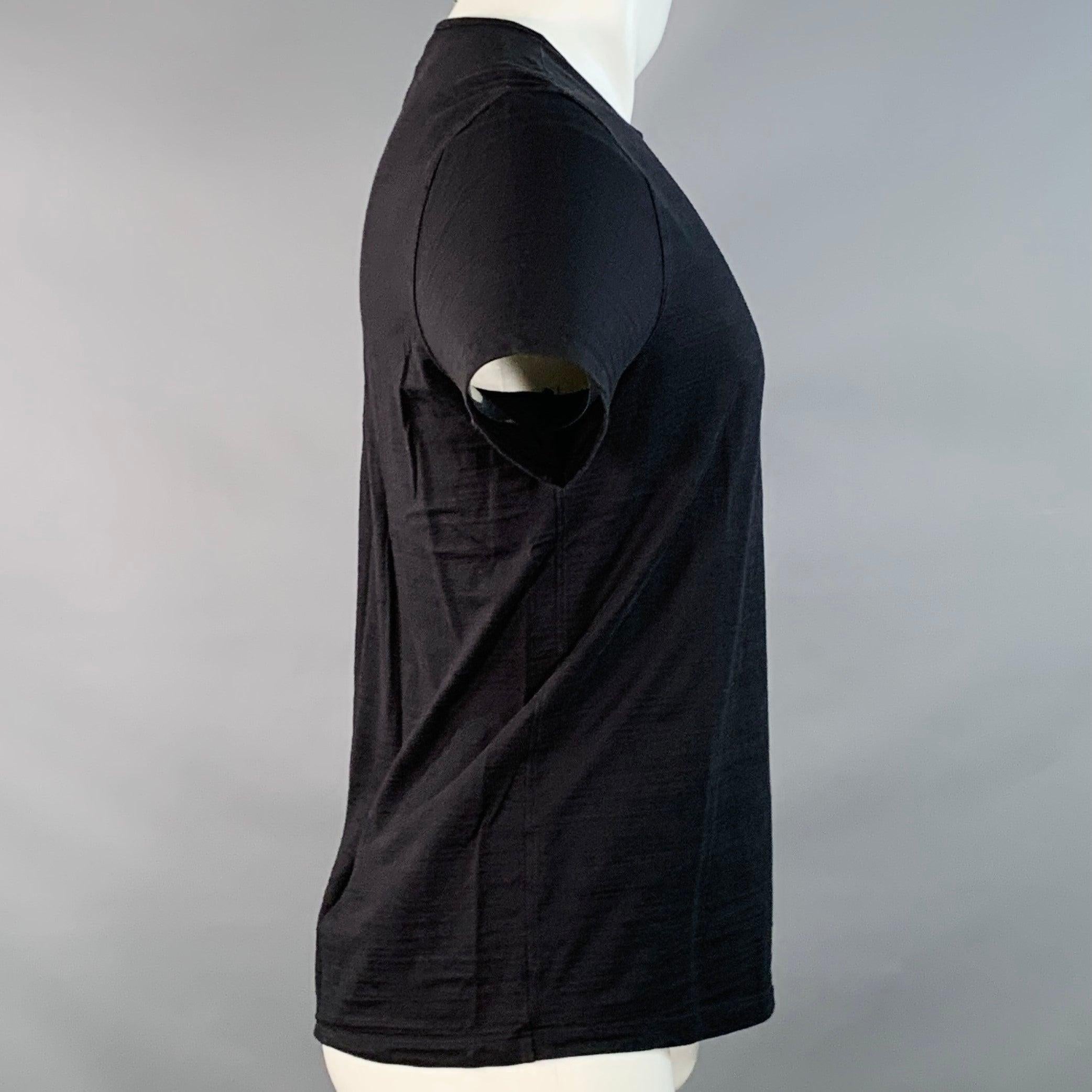 Camiseta JOHN VARVATOS
en punto de algodón negro, de manga corta y cuello redondo.  

Marcado:   M 

Medidas: 
 
Hombro 16,5 pulgadas Pecho: 39 pulgadas Manga: 7,75 pulgadas Longitud: 26,25 pulgadas 

  
  
 
Referencia Sui Generis: