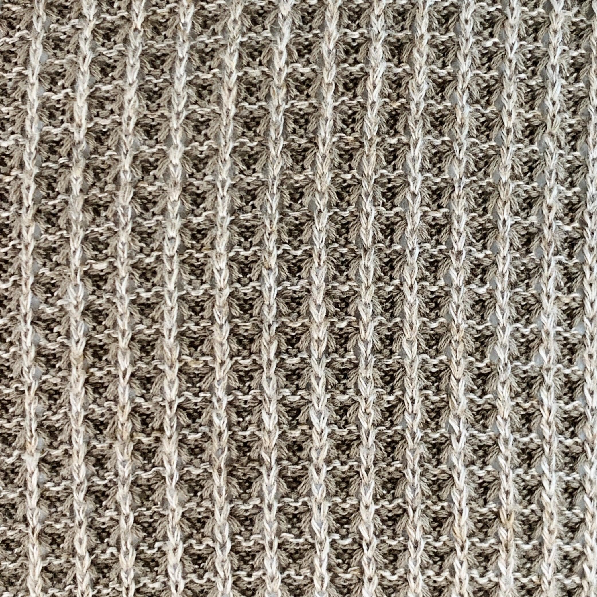 Maglione John Varvatos
in maglia di misto cotone color verde salvia, con design a maglia waffle, tasche con zip e chiusura con zip. Nota: le maniche di questo capo sono state allungate in modo irregolare, ti preghiamo di controllare le misure.