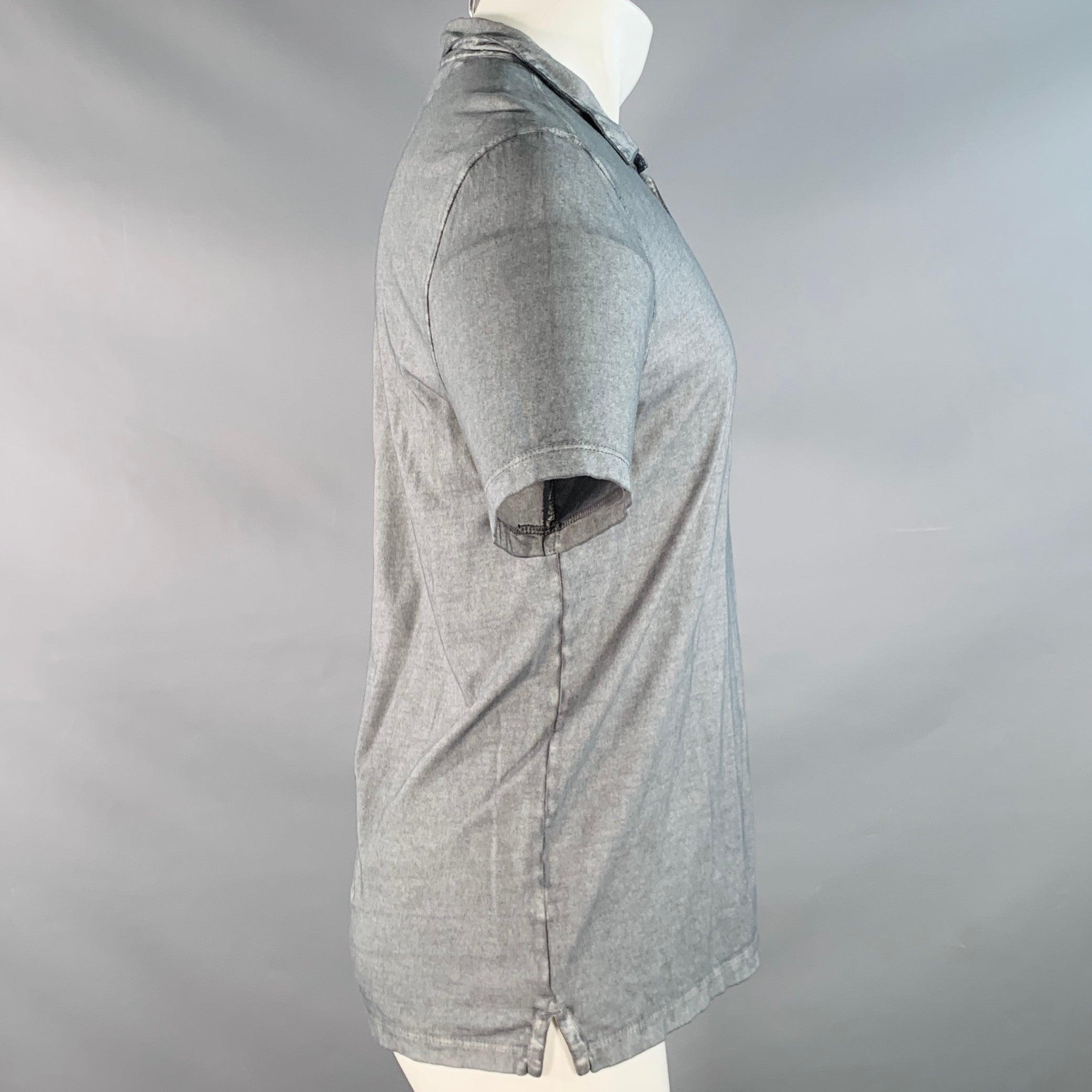 polo JOHN VARVATOS
en punto de algodón gris con diseño jaspeado, mangas cortas y media tapeta con cierre de botones. Pequeños pilling y signos de desgaste. 

Marcado:   M 

Medidas: 
 
Hombro 18 pulgadas Pecho: 40 pulgadas Manga: 8,5 pulgadas
