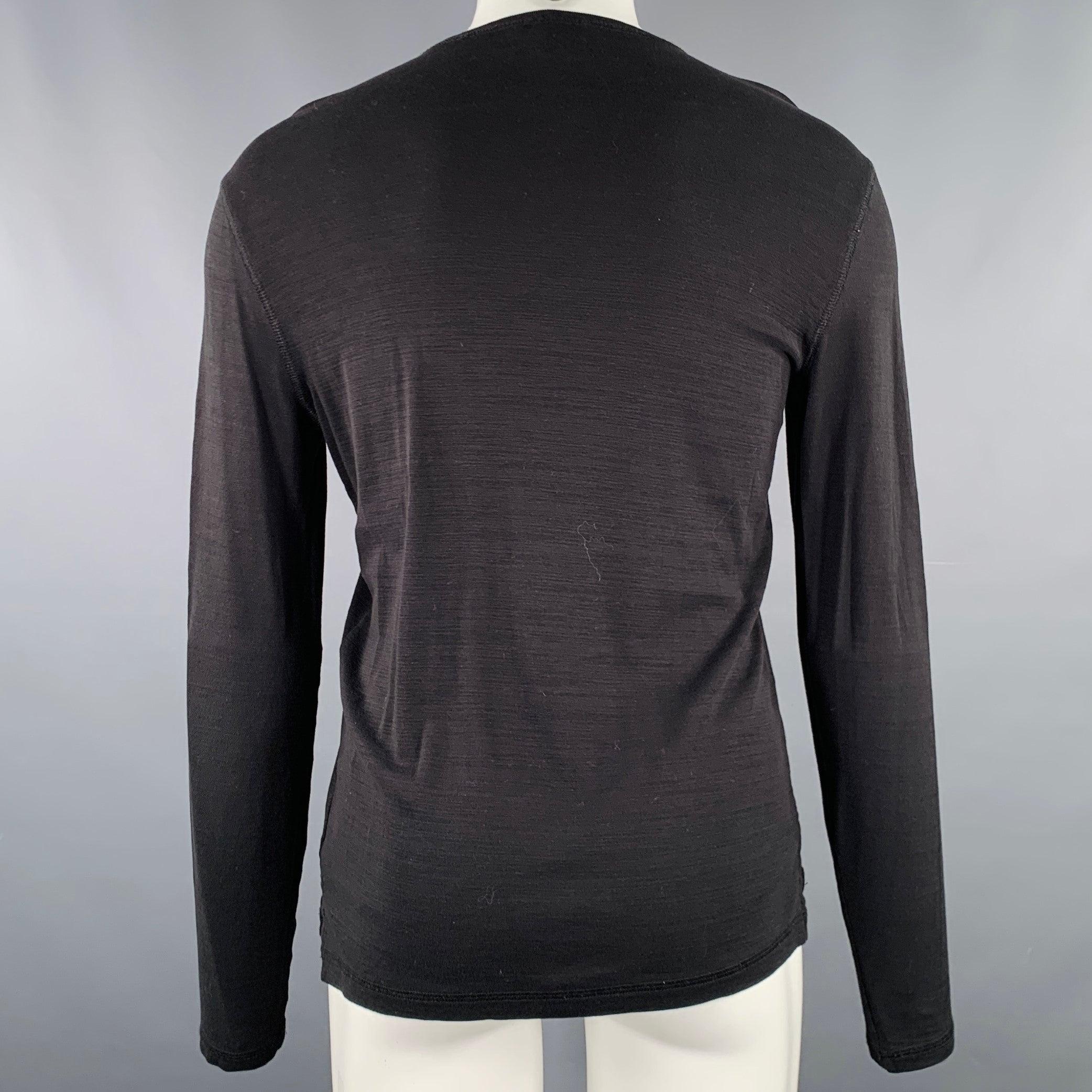 JOHN VARVATOS t-shirt
in a black cotton jersey featuring a long sleeve style and crew neck.Excellent Pre-Owned Condition. 

Marked:   S 

Measurements: 
 
Shoulder: 17.5 inches Chest: 43 inches Sleeve: 25.5 inches Length: 27 inches 
  
  
 
Sui