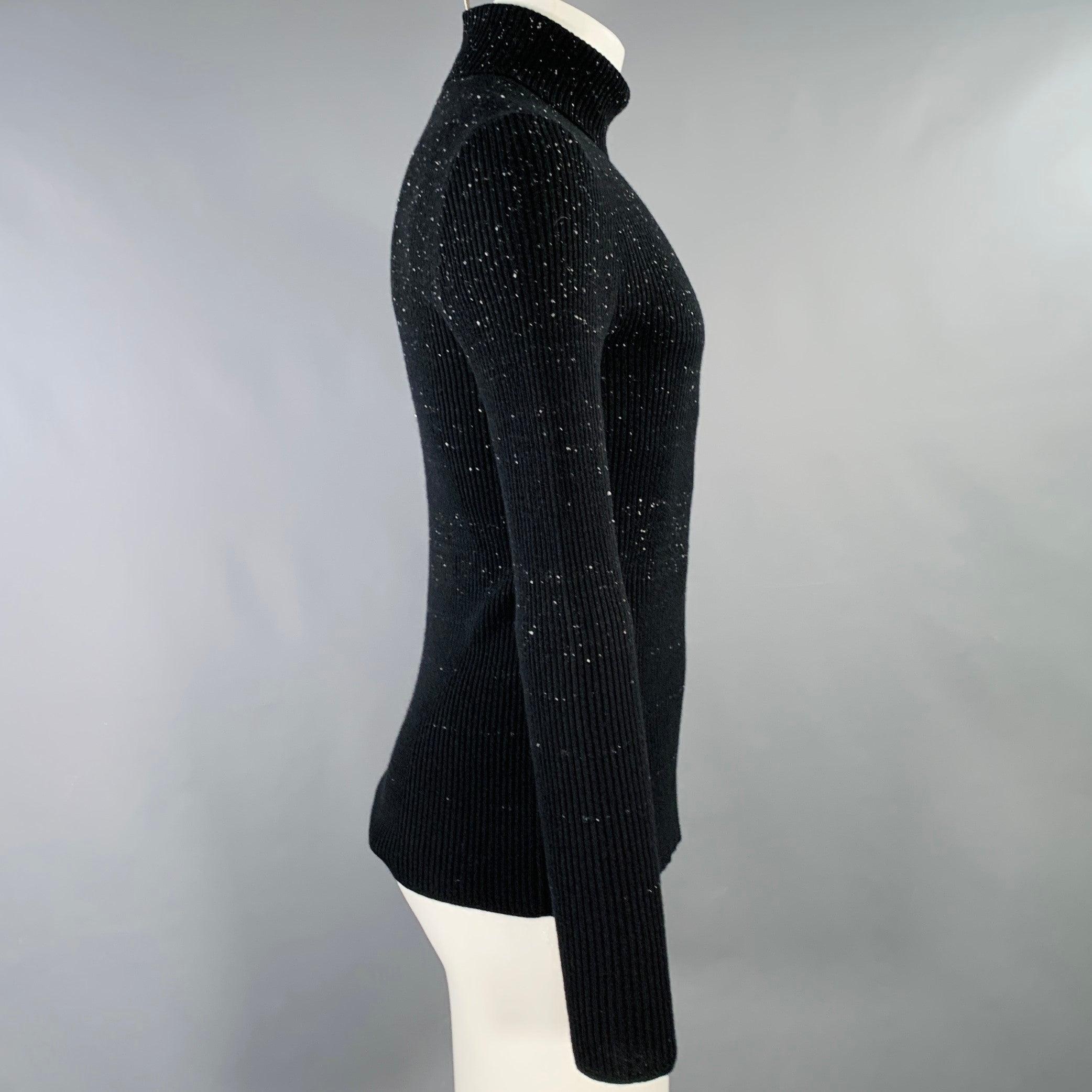 Maglione John Varvatos
in una maglia a coste in cashmere bianco e nero, morbida come l'erica, in eccellenti condizioni di usato. 

Contrassegnato:   S 

Misure: 
 
Spalla: 16 pollici Petto: 36 - 40 pollici Maniche: 26,5 pollici Lunghezza: 26 pollici