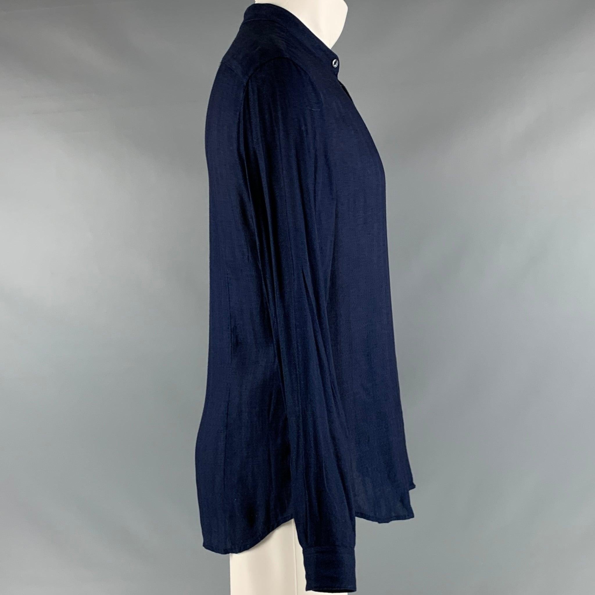 Camicia a maniche lunghe John Varvatos
in tessuto di viscosa blu e marina con strisce verticali, colletto alla Nehru e chiusura con bottoni. Lievi segni di usura. 

Contrassegnato:   S 

Misure: 
 
Spalla: 17,5 pollici Petto: 42 pollici Manica: 25