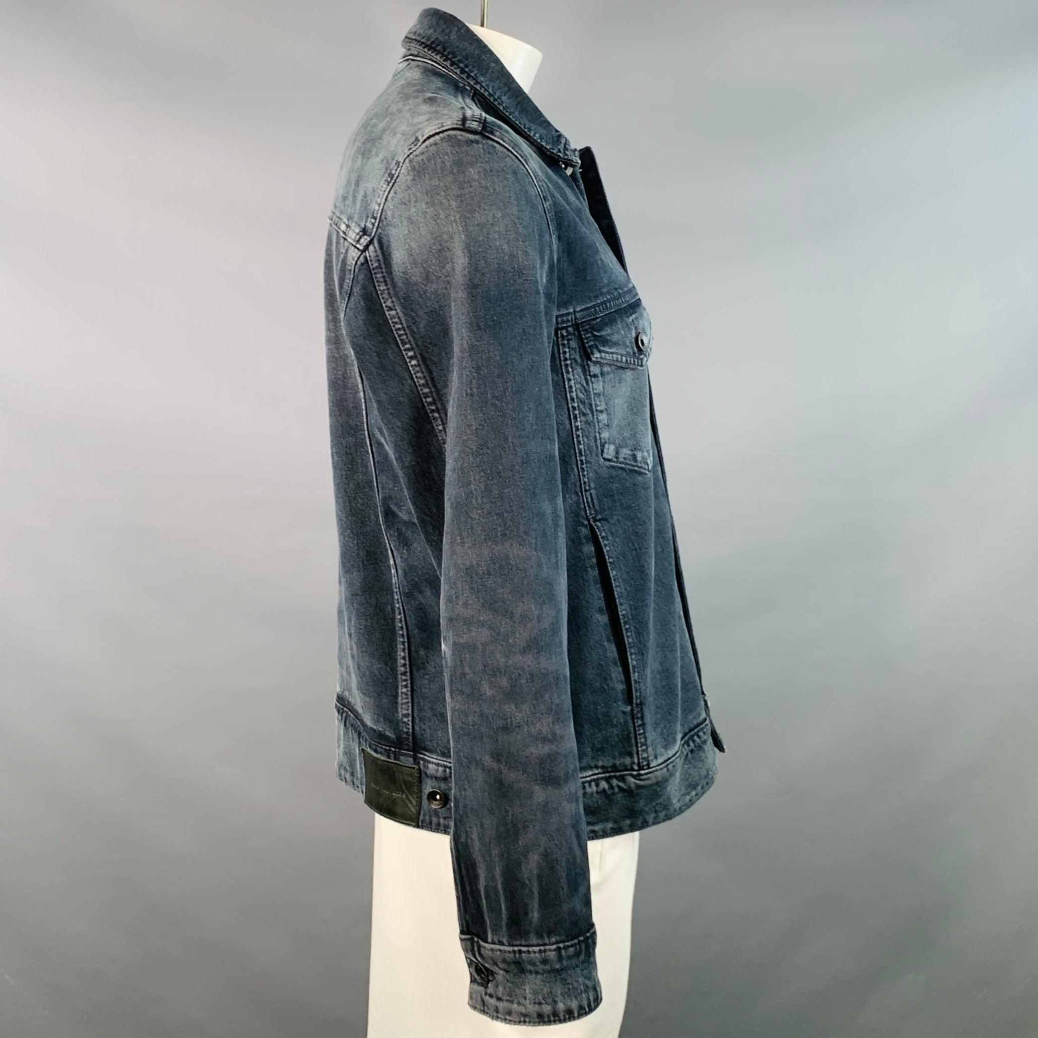 Giacca John Varvatos
in twill di cotone elasticizzato grigio blu con quattro tasche (due applicate con bottoni, due nascoste), colletto a punta e chiusura con bottoni. Eccellente condizione di usato. 

Contrassegnato:   IT 56 

Misure: 
 
Spalla: 20