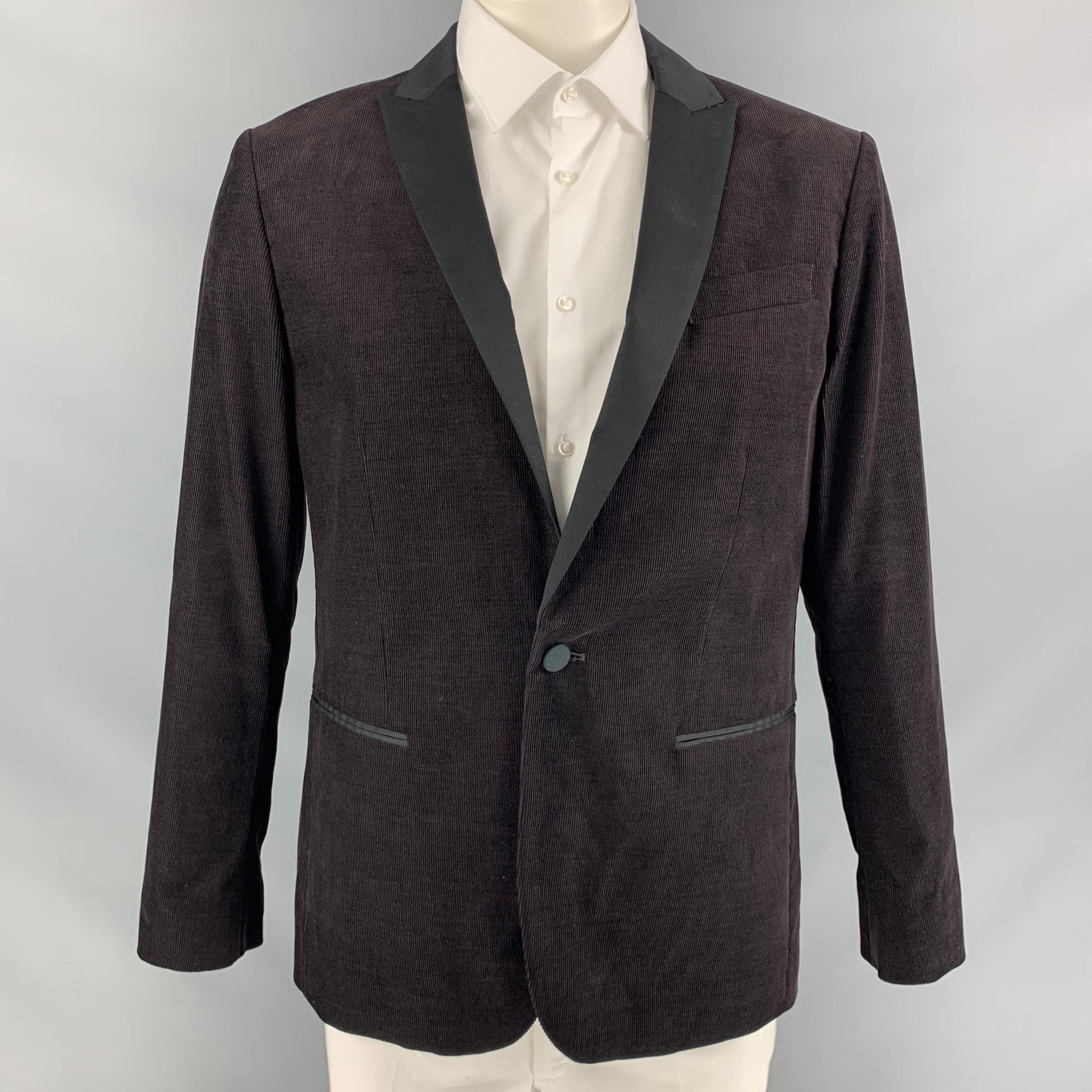 JOHN VARVATOS * U.S.A. luxe sport coat comes in brown and black cotton corduroy fabric featuring a one button closure, two slit pockets and peak lapel.

Excellent Pre-Owned Condition.
Marked: 42

Measurements:

Shoulder: 19 in
Chest: 44 in
Sleeve: